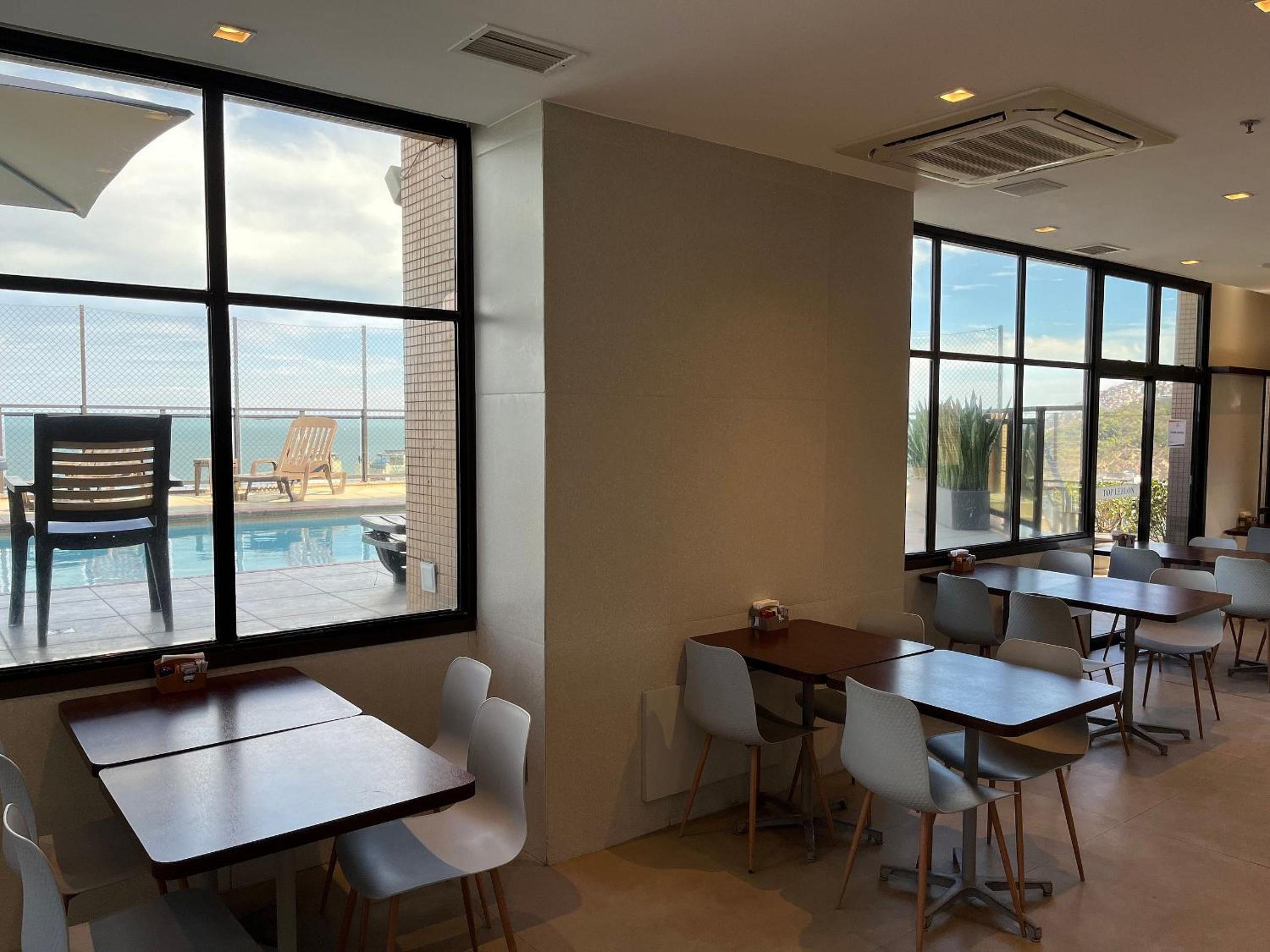 Flat com varanda, vista mar e Cristo