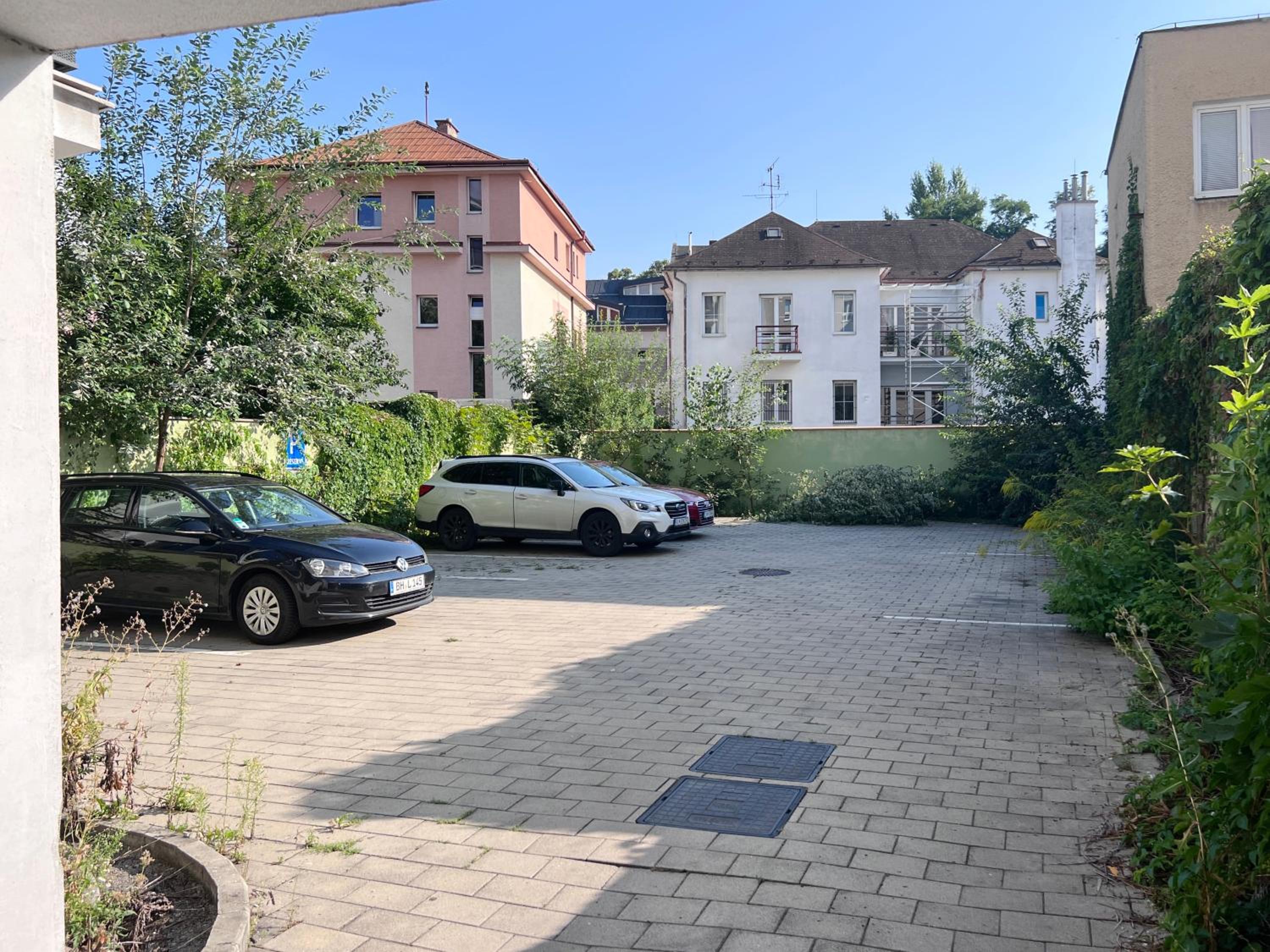 City center apartment with nice balcony view 4