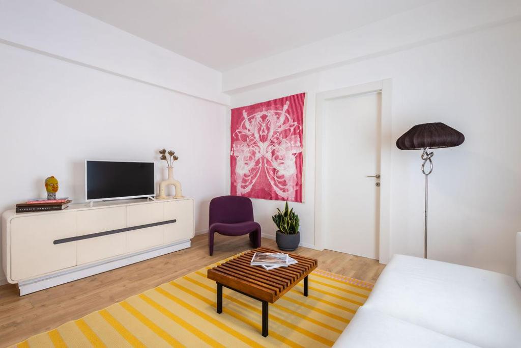Chic & stylish in center Tel Aviv view 5