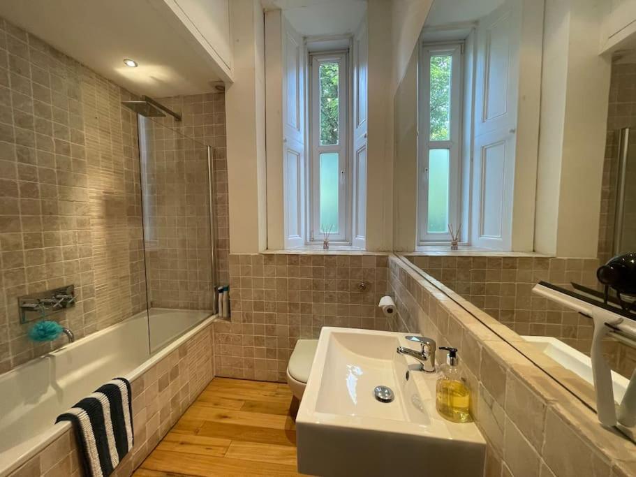 Stunning West End Flat! view 3
