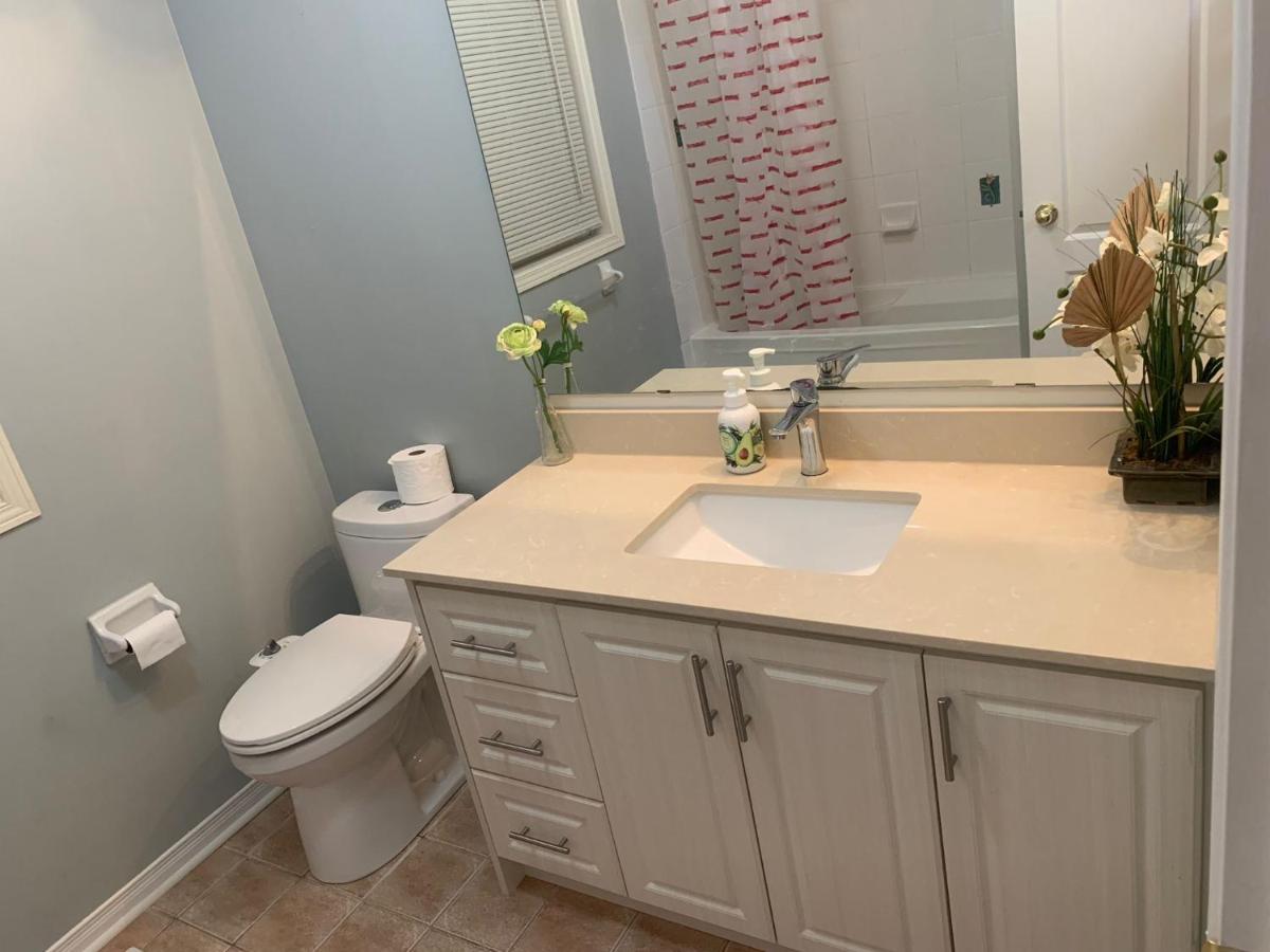 Near Toronto Pearson Airport - Standard Queen Room and Free Parking