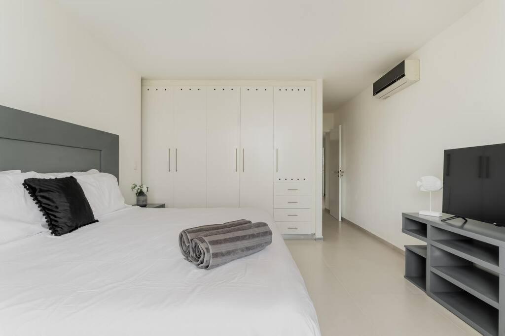 Seacost Beachfront 2BDR with pool by Casa Paraiso