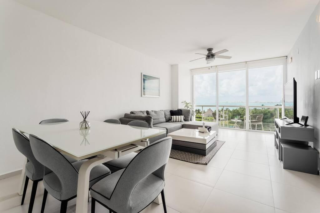Seacost Beachfront 2BDR with pool by Casa Paraiso