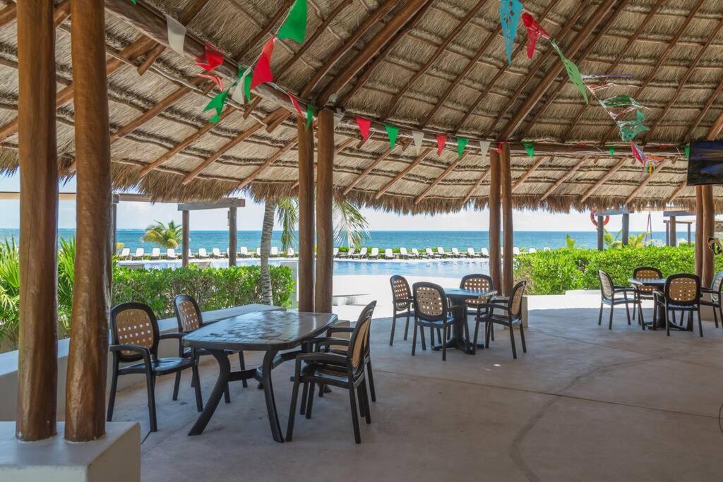 Seacost Beachfront 2BDR with pool by Casa Paraiso