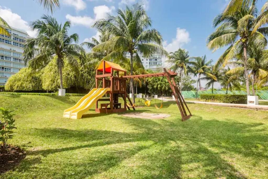 Seacost Beachfront 2BDR with pool by Casa Paraiso