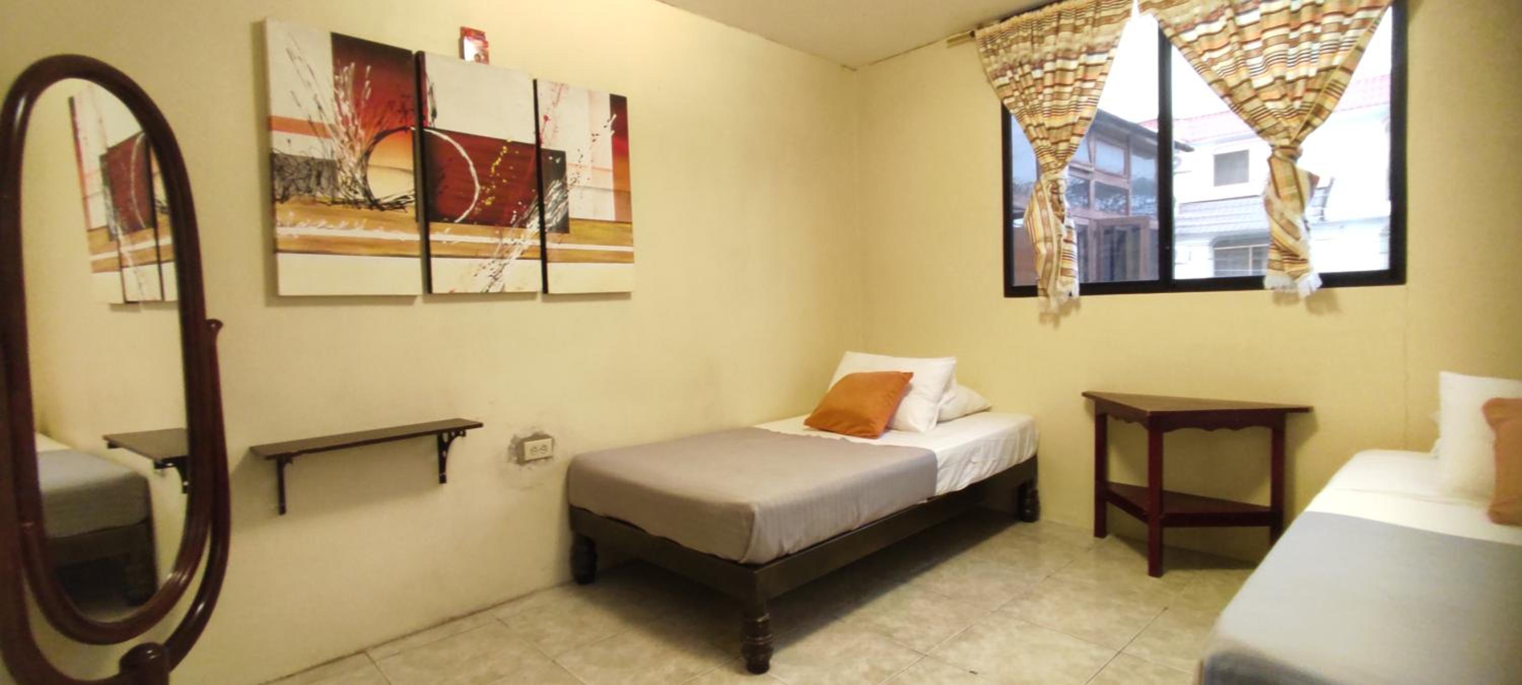 Dreamkapture Hostel close to the airport and bus terminal