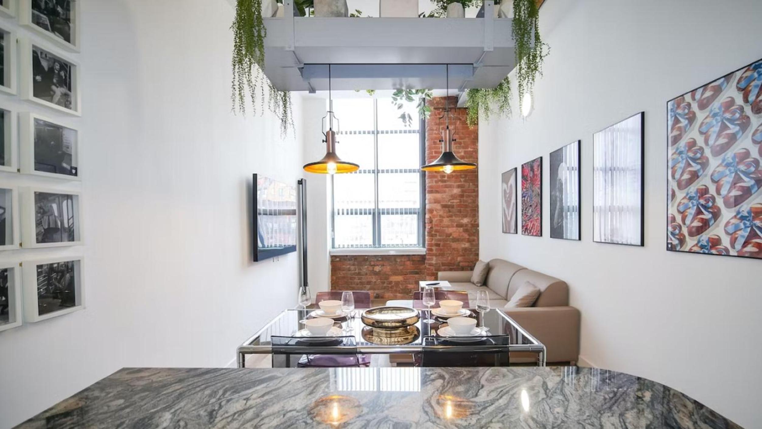 1-Bed Loft Apartment - Free Parking Central