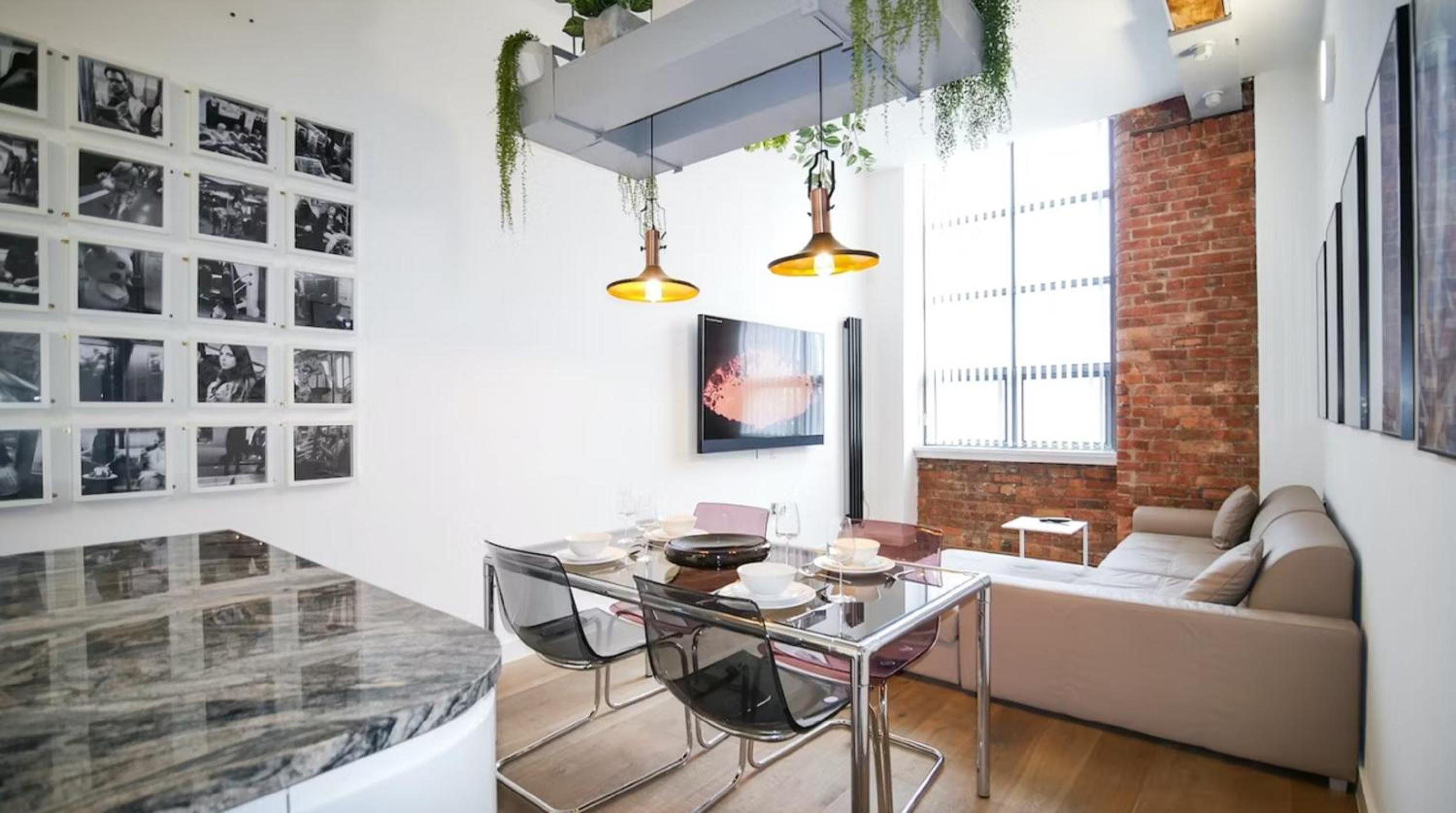 1-Bed Loft Apartment - Free Parking Central photo 3