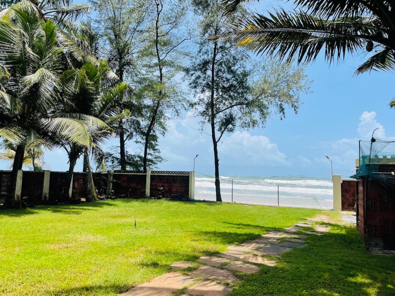 Beautiful Beach Front Villa - Beach Castle Homestay