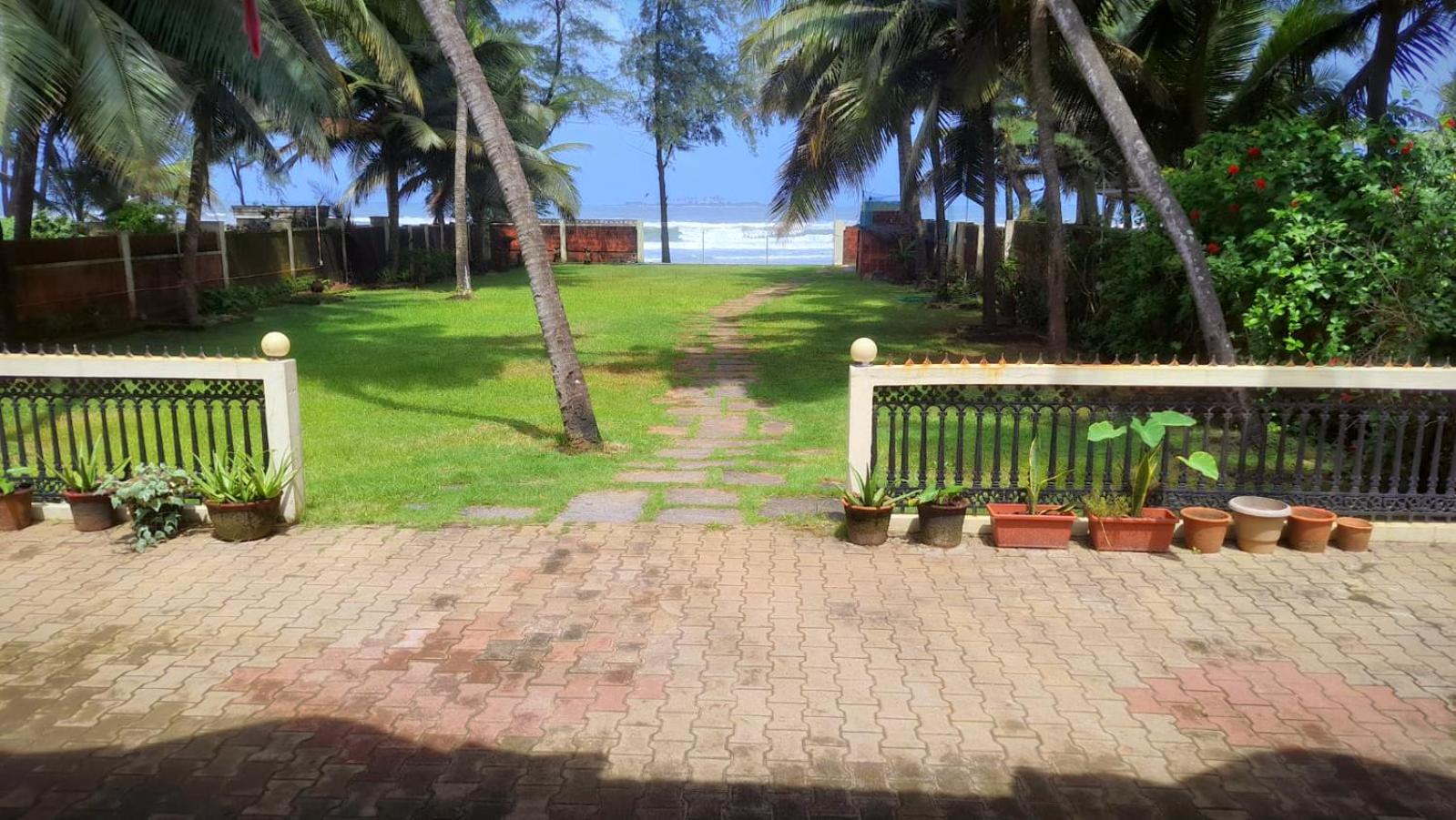 Beautiful Beach Front Villa - Beach Castle Homestay