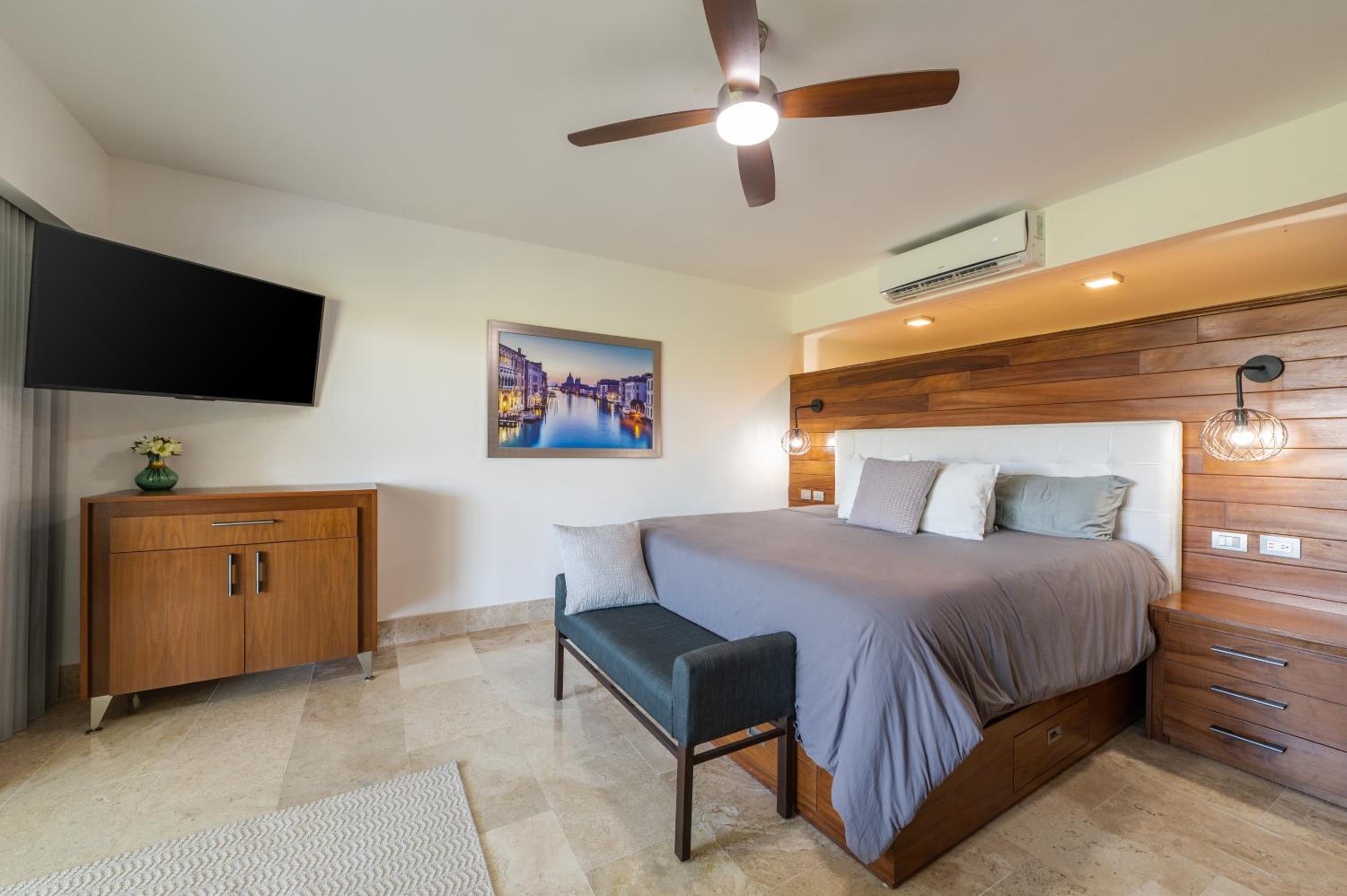 Beautiful apartment by the beach!