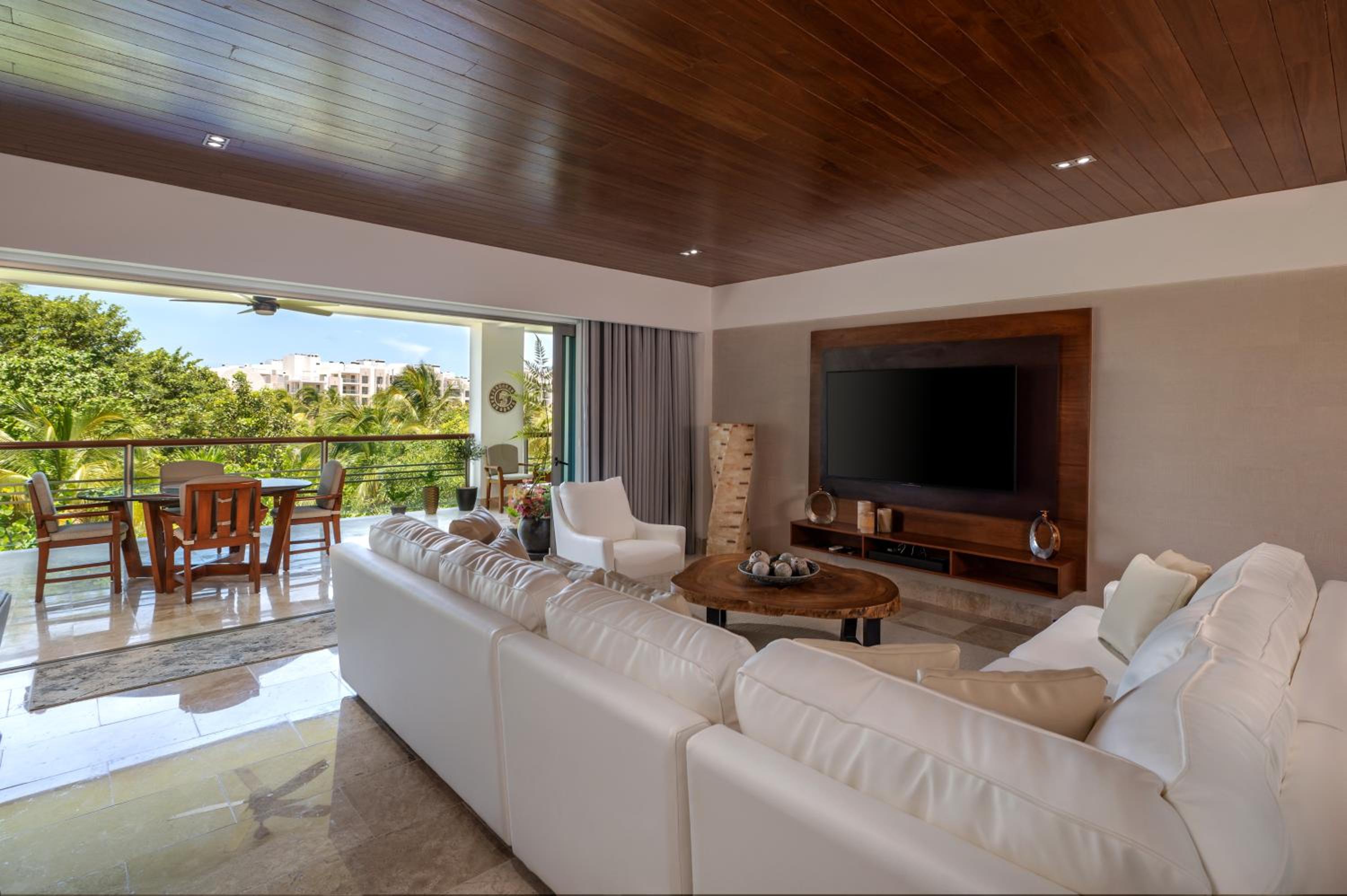 Beautiful apartment by the beach!