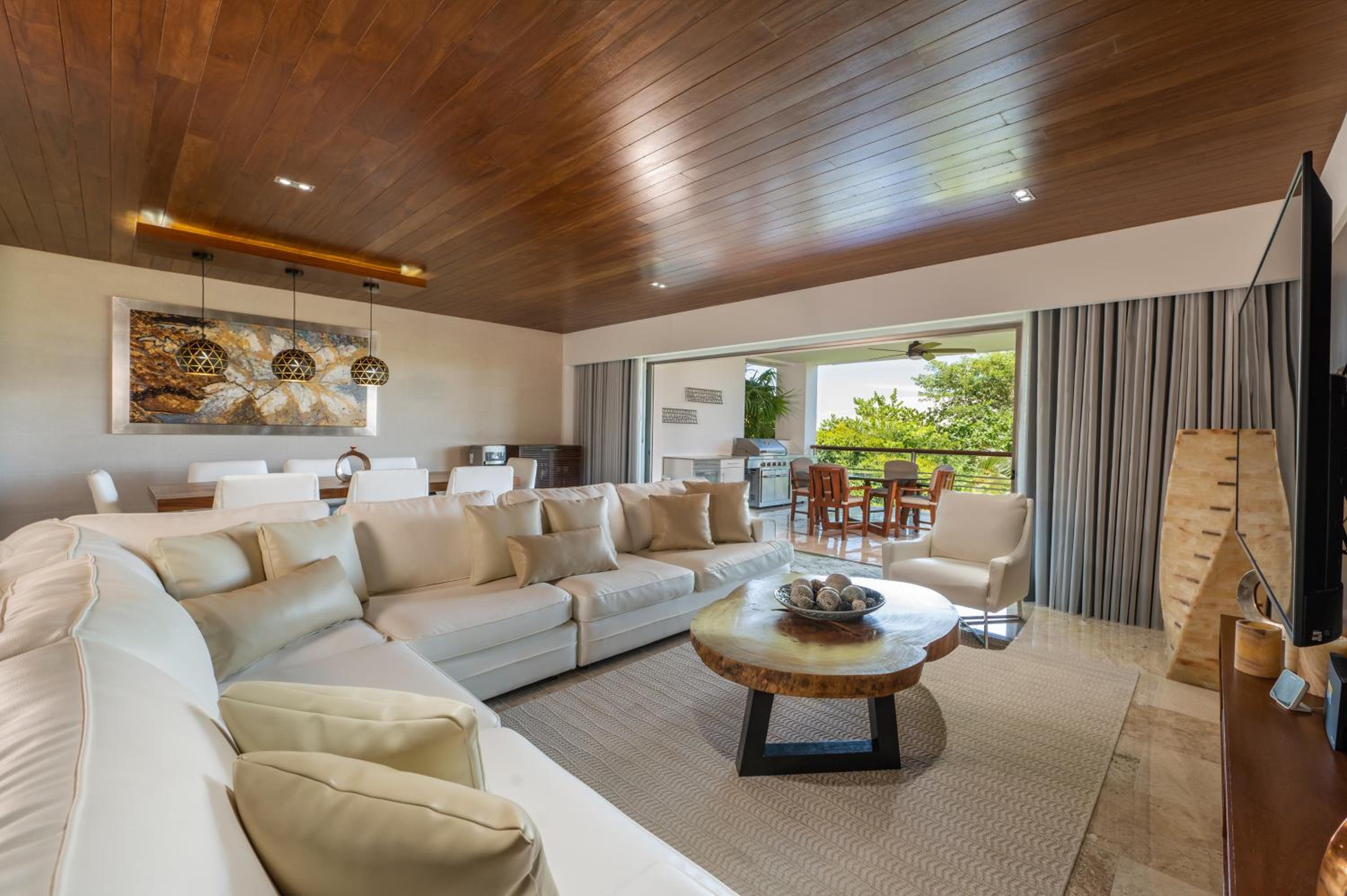 Beautiful apartment by the beach!