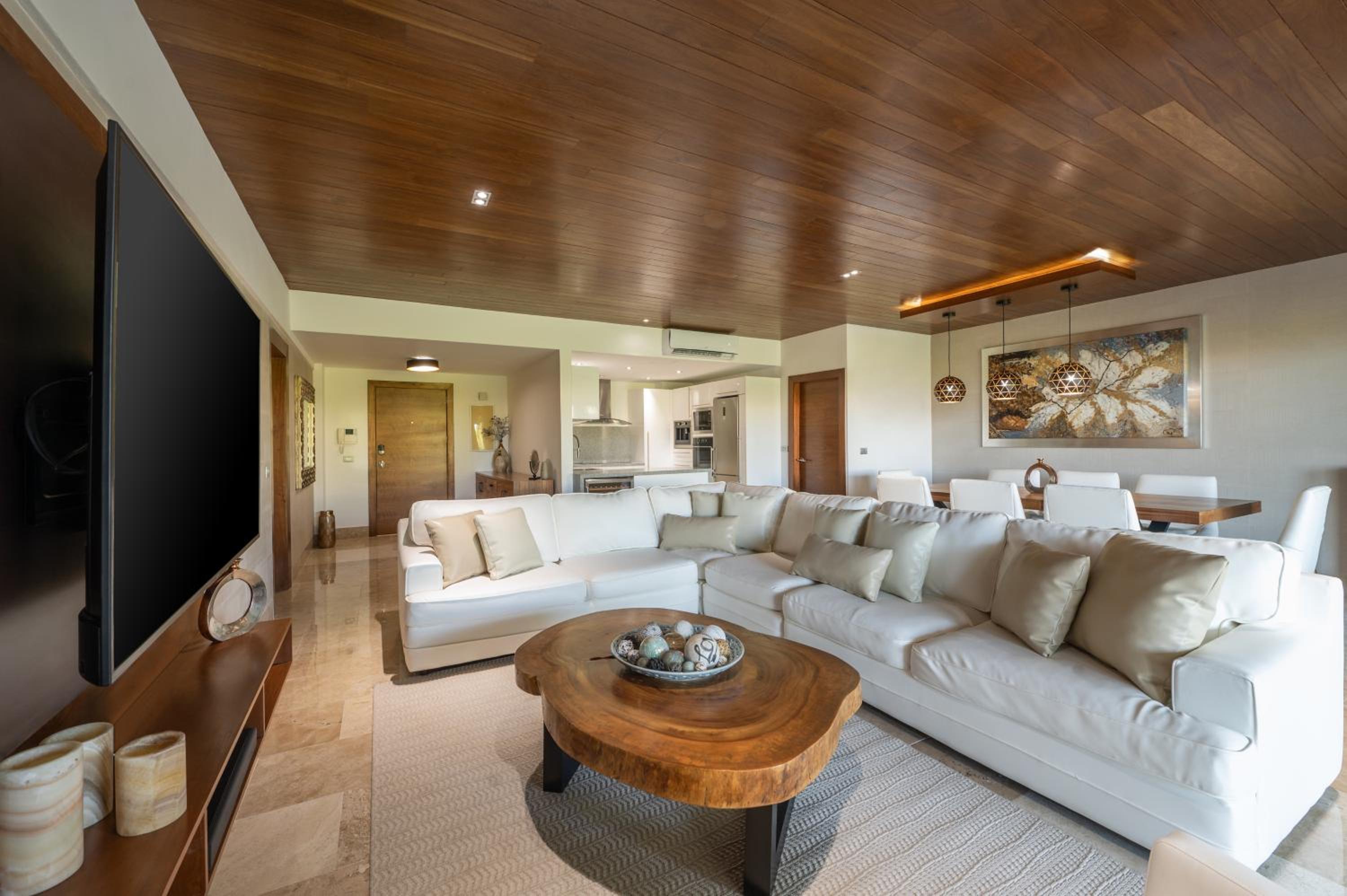 Beautiful apartment by the beach!