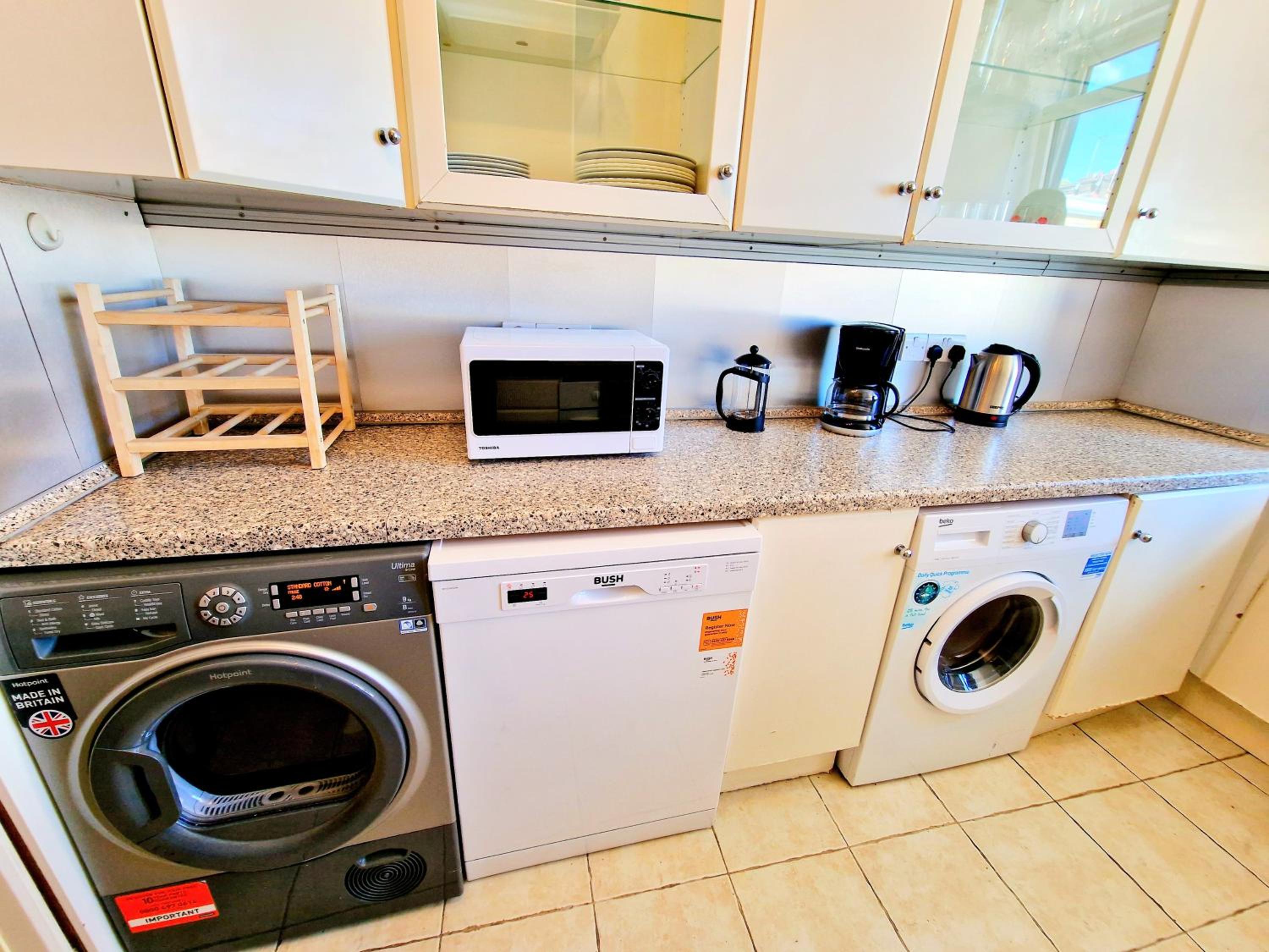 Bright & Spacious Home in Building with Lift, right next to Bayswater Station - Walk to Kensington Palace, Hyde Park, Little Venice & Notting Hill