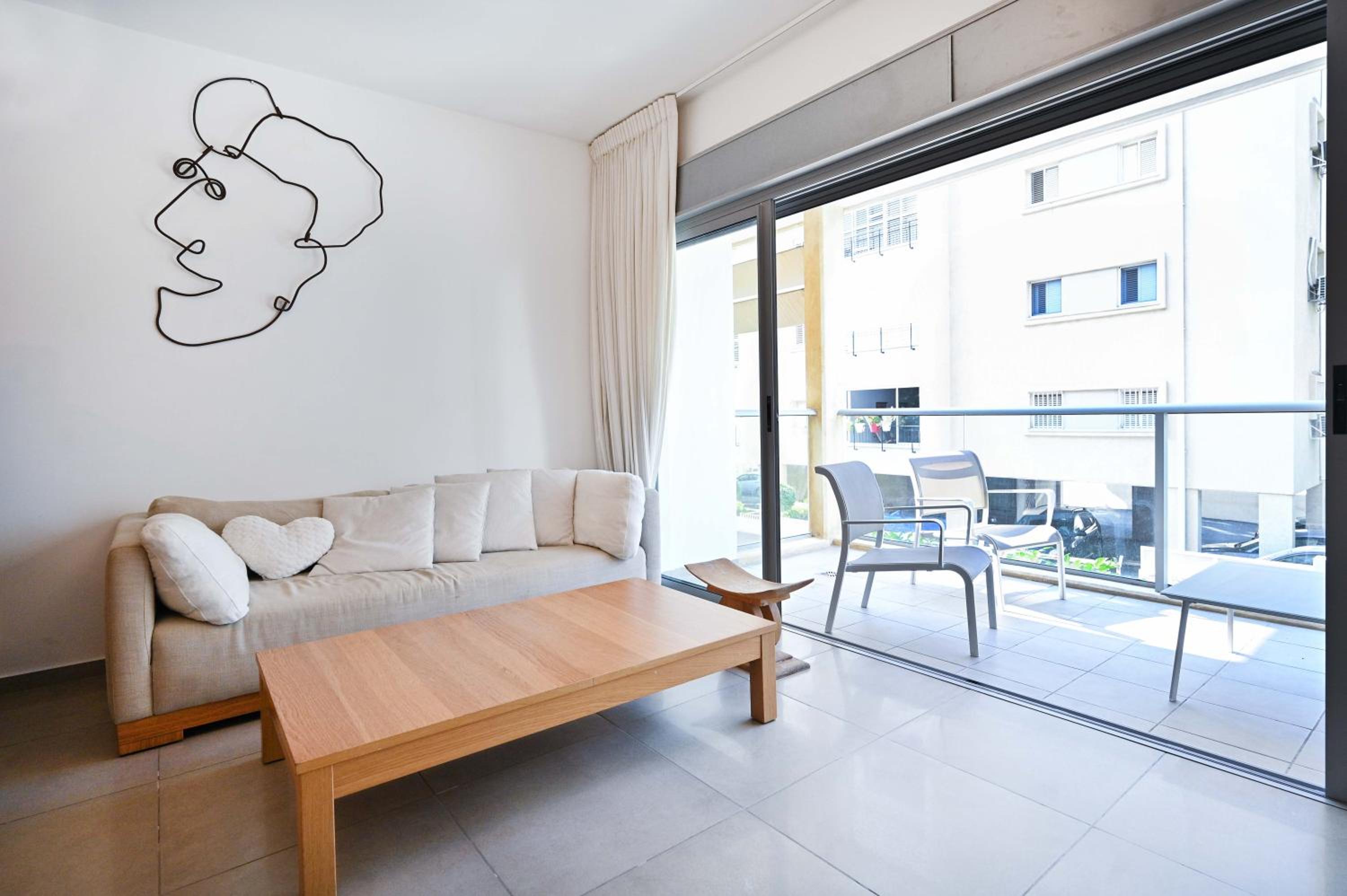 Urban 3-BR in Sirkin by HolyGuest