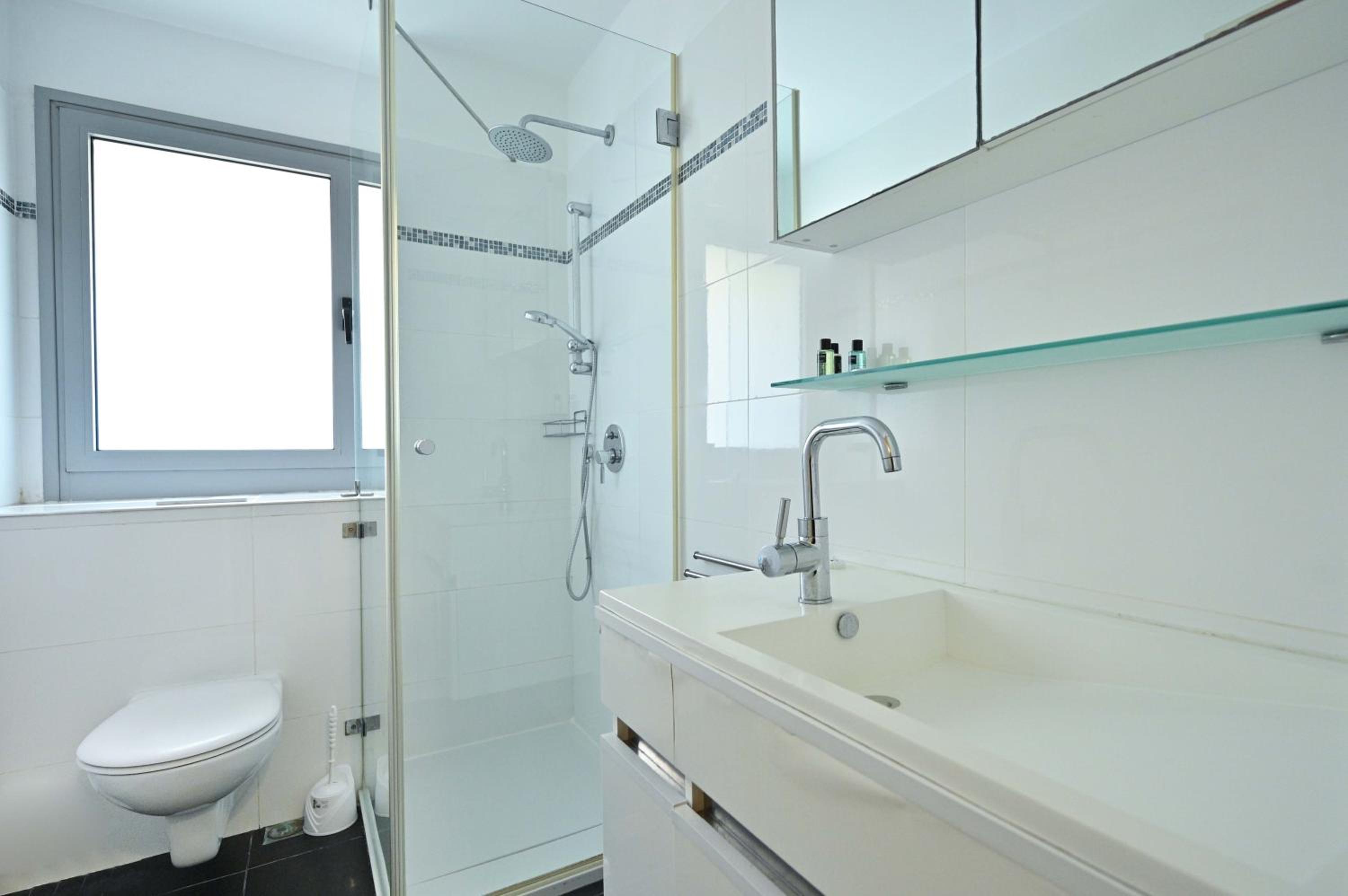 Urban 3-BR in Sirkin by HolyGuest