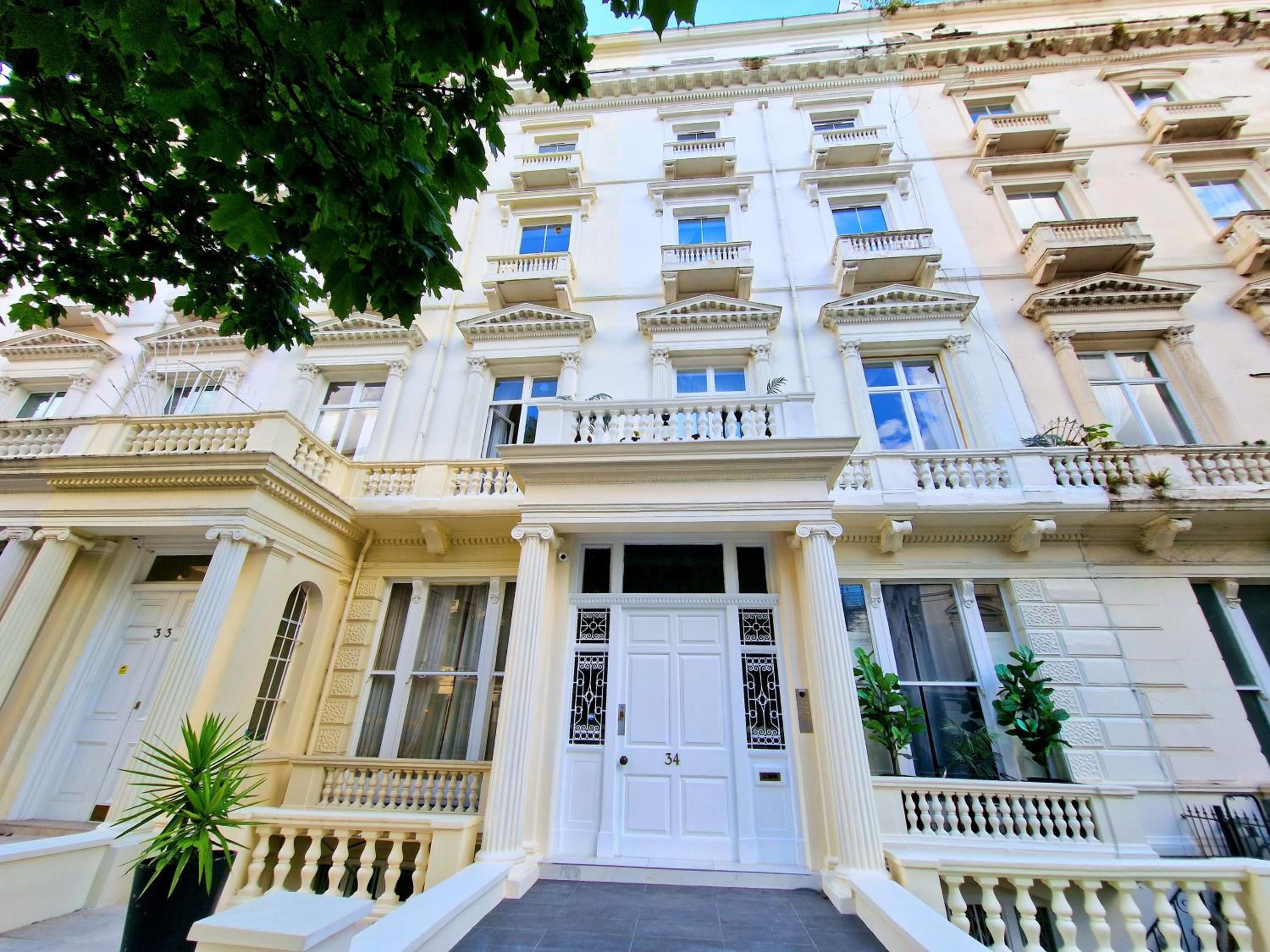 Modern Hyde Park Home with Private Entrance & Private Back Patio near Bayswater & Paddington Stations