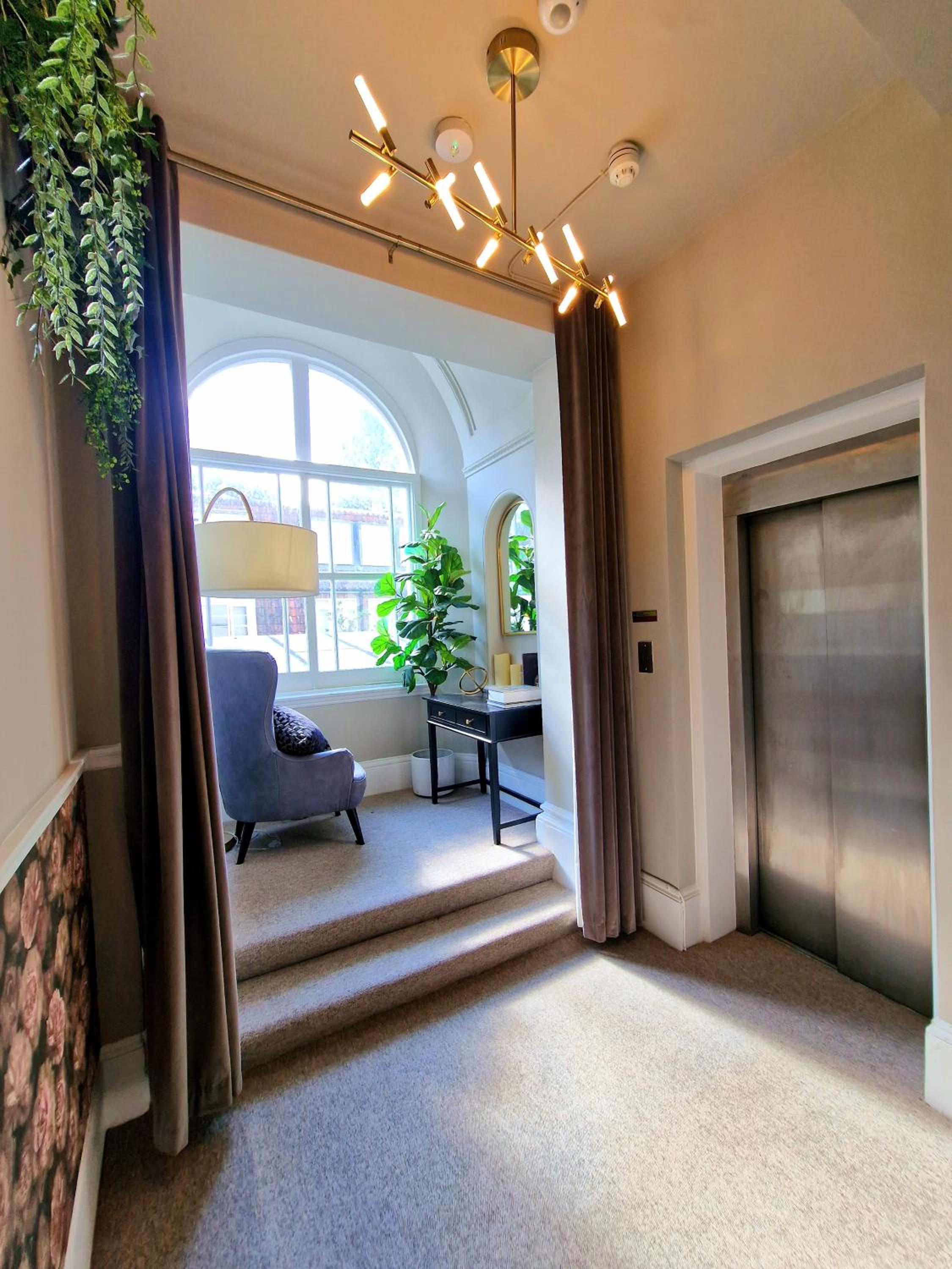 Stunning Hyde Park Home, Ground Floor Maisonette, Duplex, near Tube Metro Stations