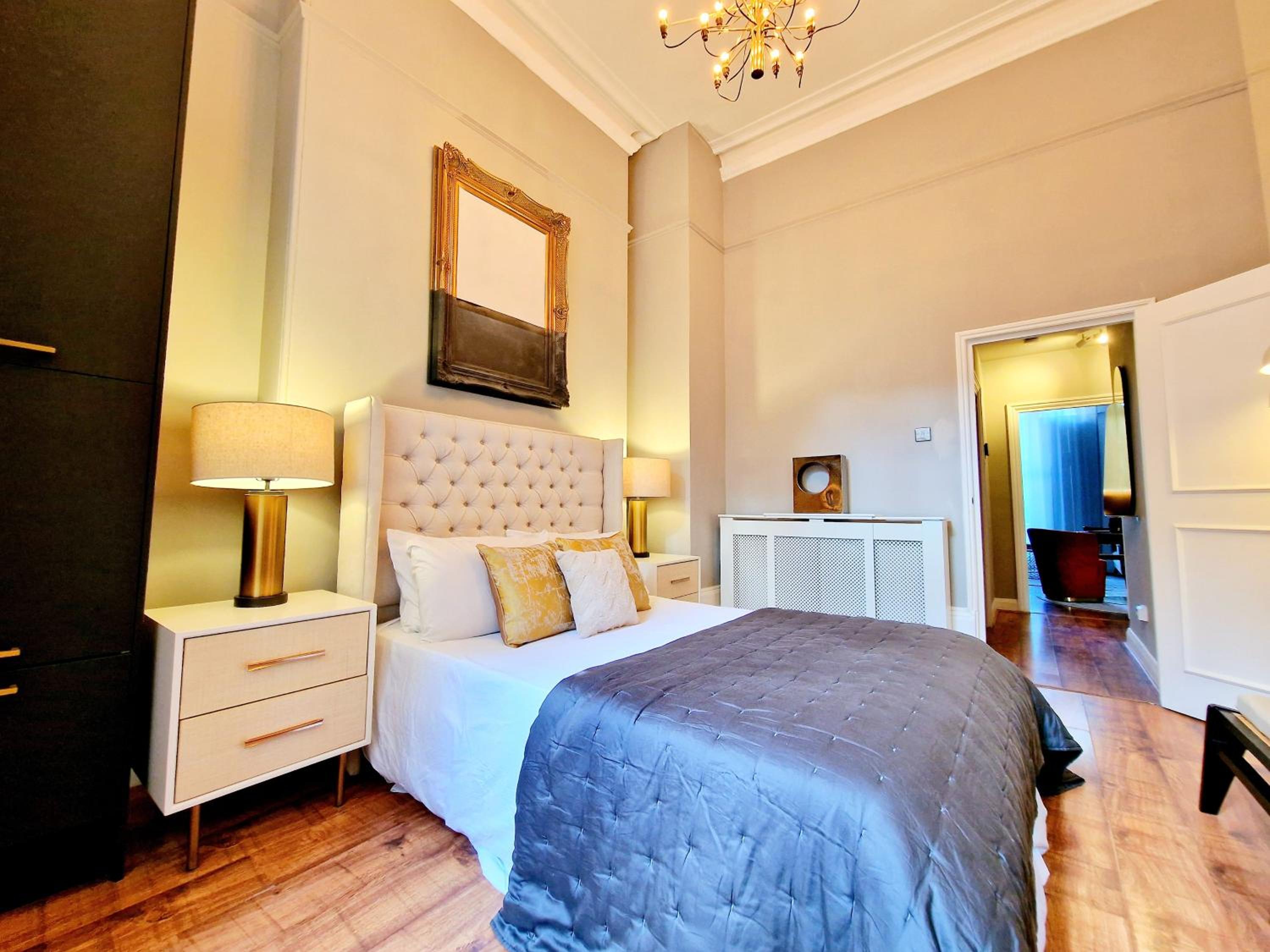 Beautiful & Bright Victorian Home with High Ceiling in Paddington near Hyde Park by Tube Stations - Ground Floor, No Stairs