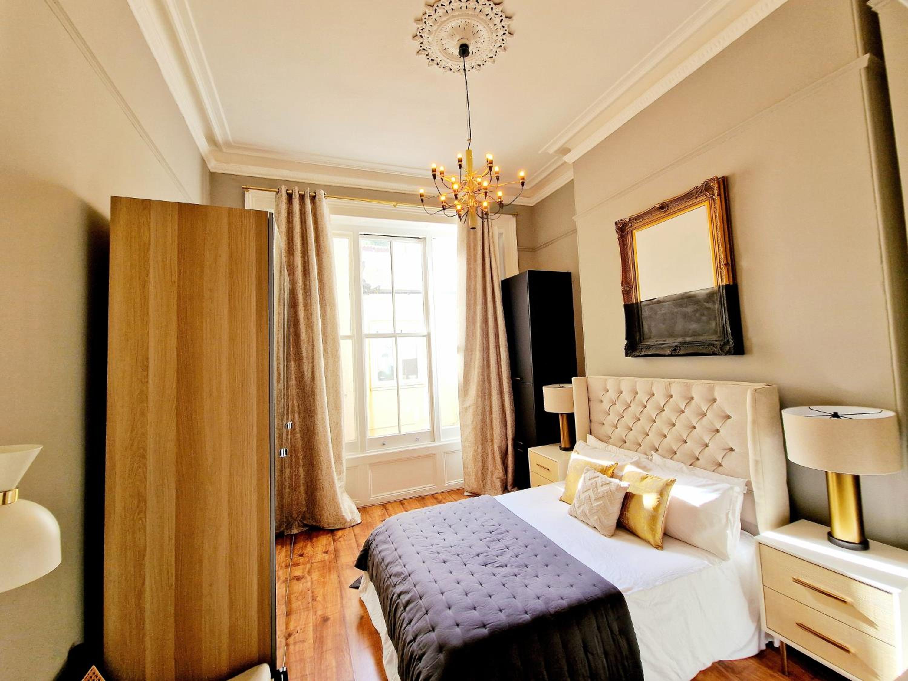Beautiful & Bright Victorian Home with High Ceiling in Paddington near Hyde Park by Tube Stations - Ground Floor, No Stairs