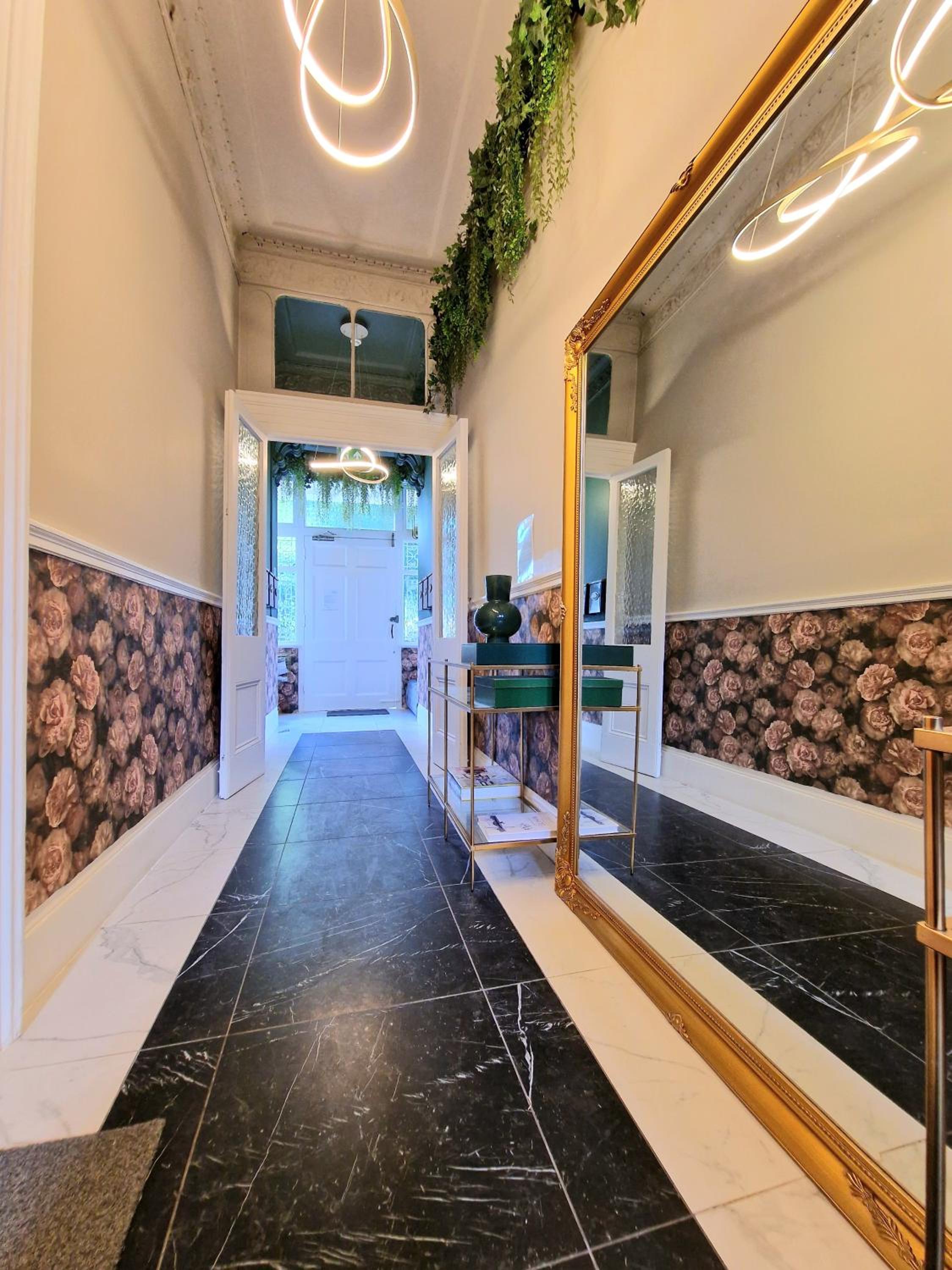 Beautiful & Bright Victorian Home with High Ceiling in Paddington near Hyde Park by Tube Stations - Ground Floor, No Stairs