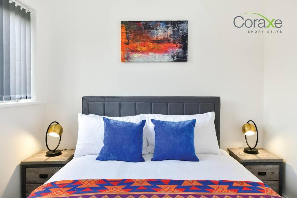 3 Bedrooms Urban Oasis for Contractors and Families by Coraxe Short Stays view 2