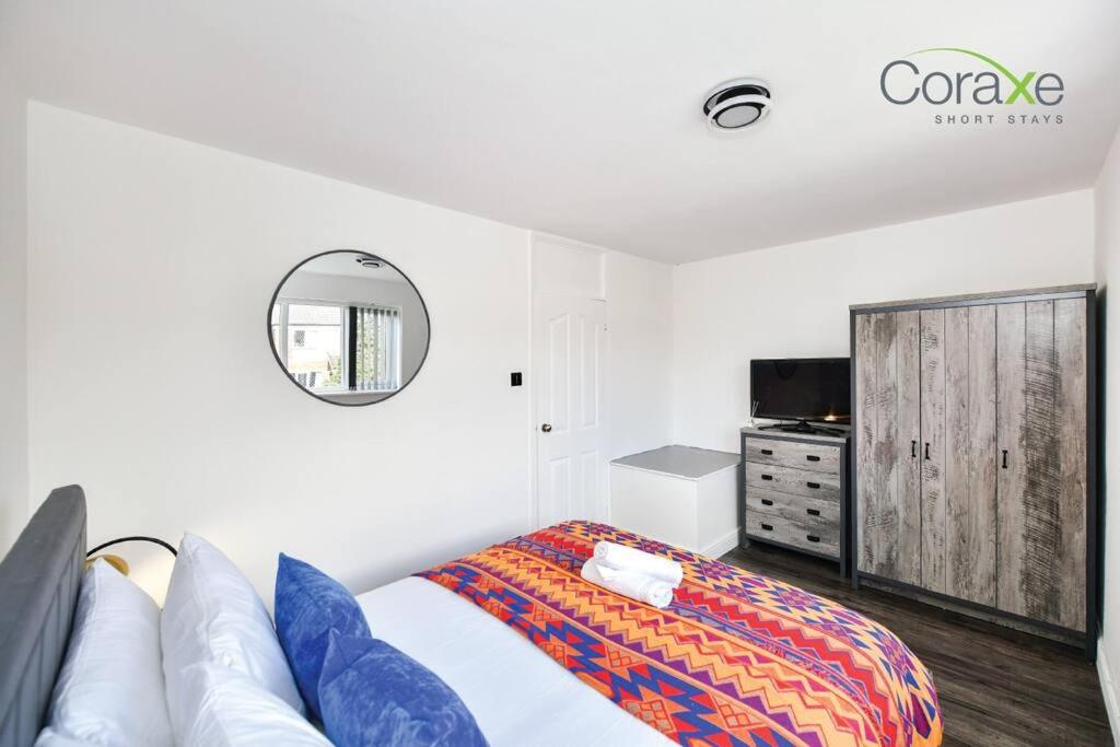 3 Bedrooms Urban Oasis for Contractors and Families by Coraxe Short Stays view 4