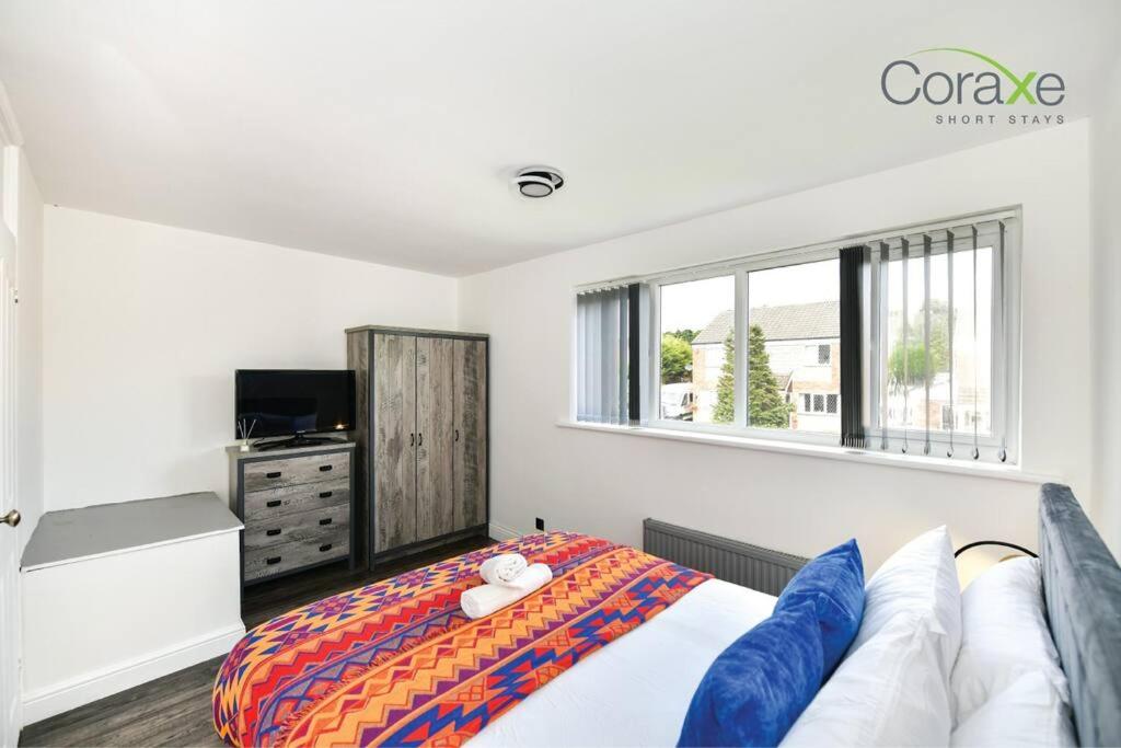 3 Bedrooms Urban Oasis for Contractors and Families by Coraxe Short Stays view 5