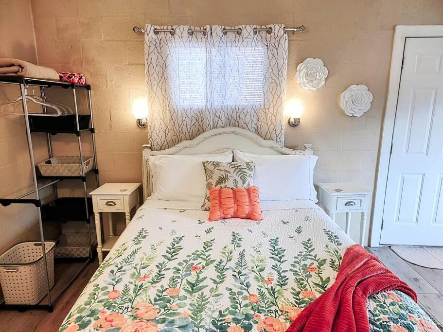 #03 - Fantastic Lakeside Studio Cottage- Pet Friendly view 4