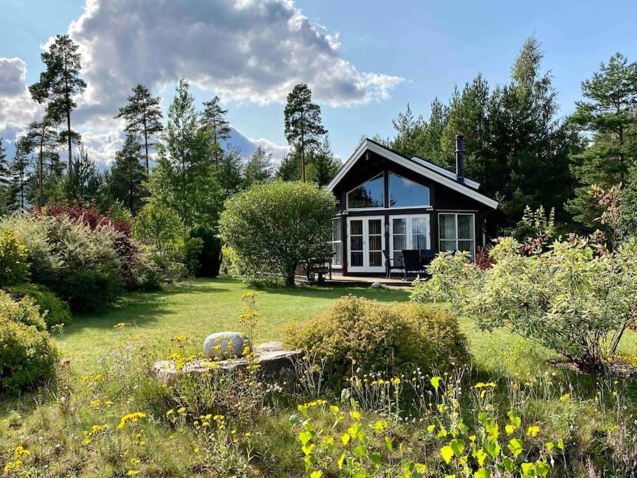 Cozy cabin w/garden, BBQ, canoe, swimming, central