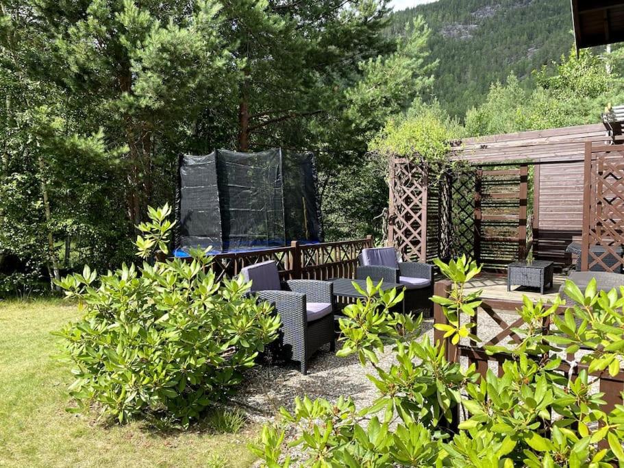 Cozy cabin w/garden, BBQ, canoe, swimming, central