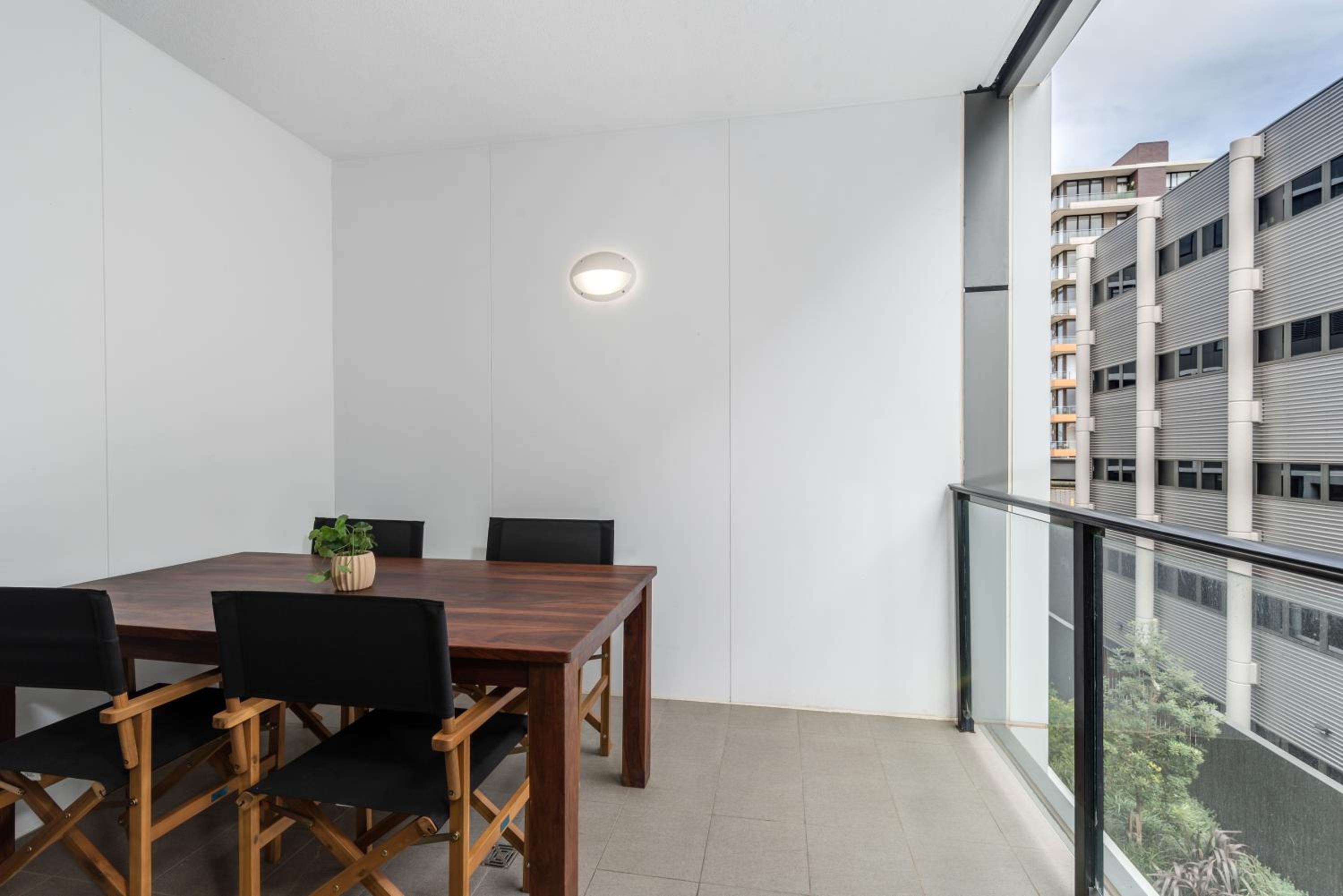 City Snug on Newcastle Beach - Parking Options