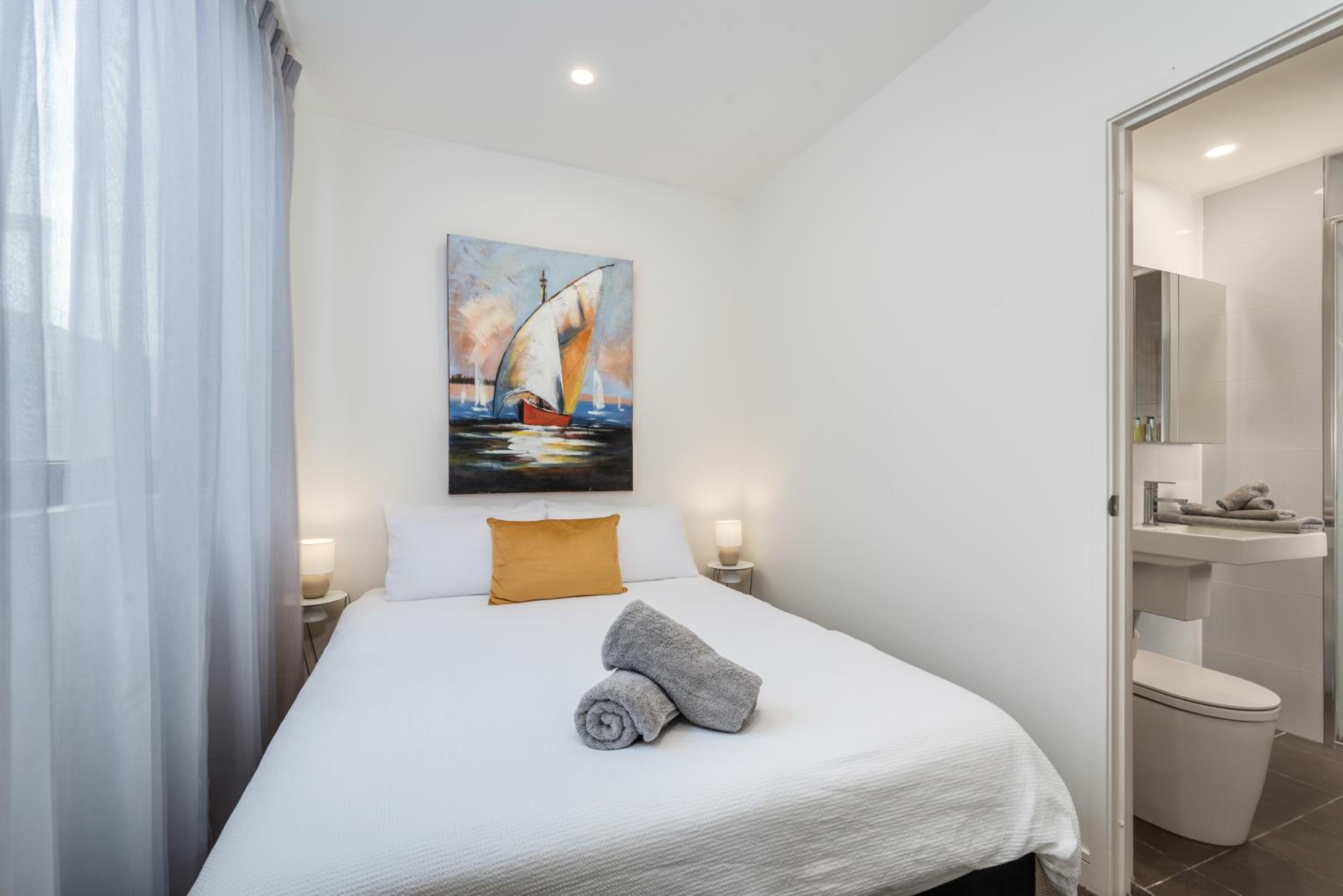City Snug on Newcastle Beach - Parking Options