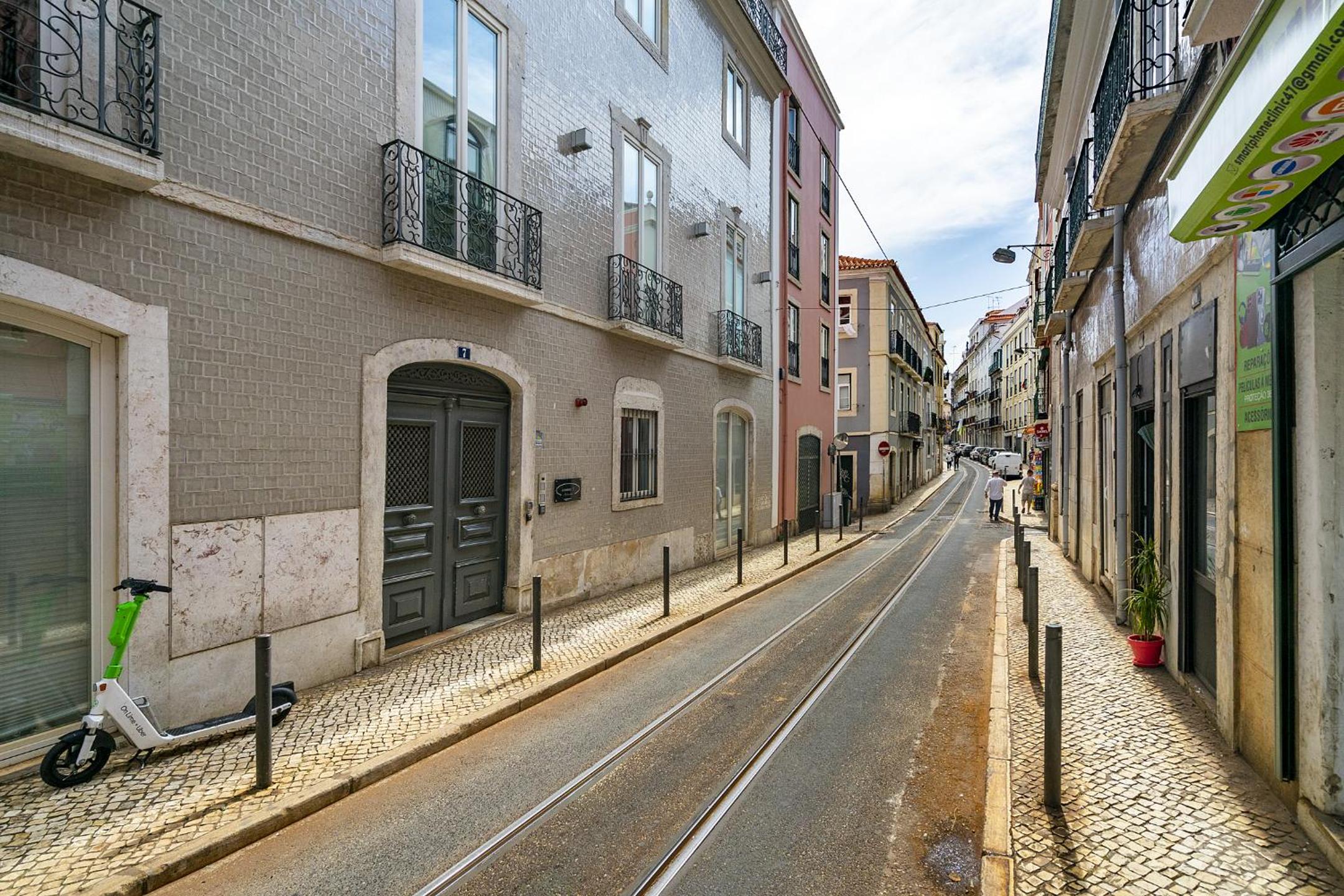 WHome Prime Lisbon Living Great for D Nomads & R Workers view 4
