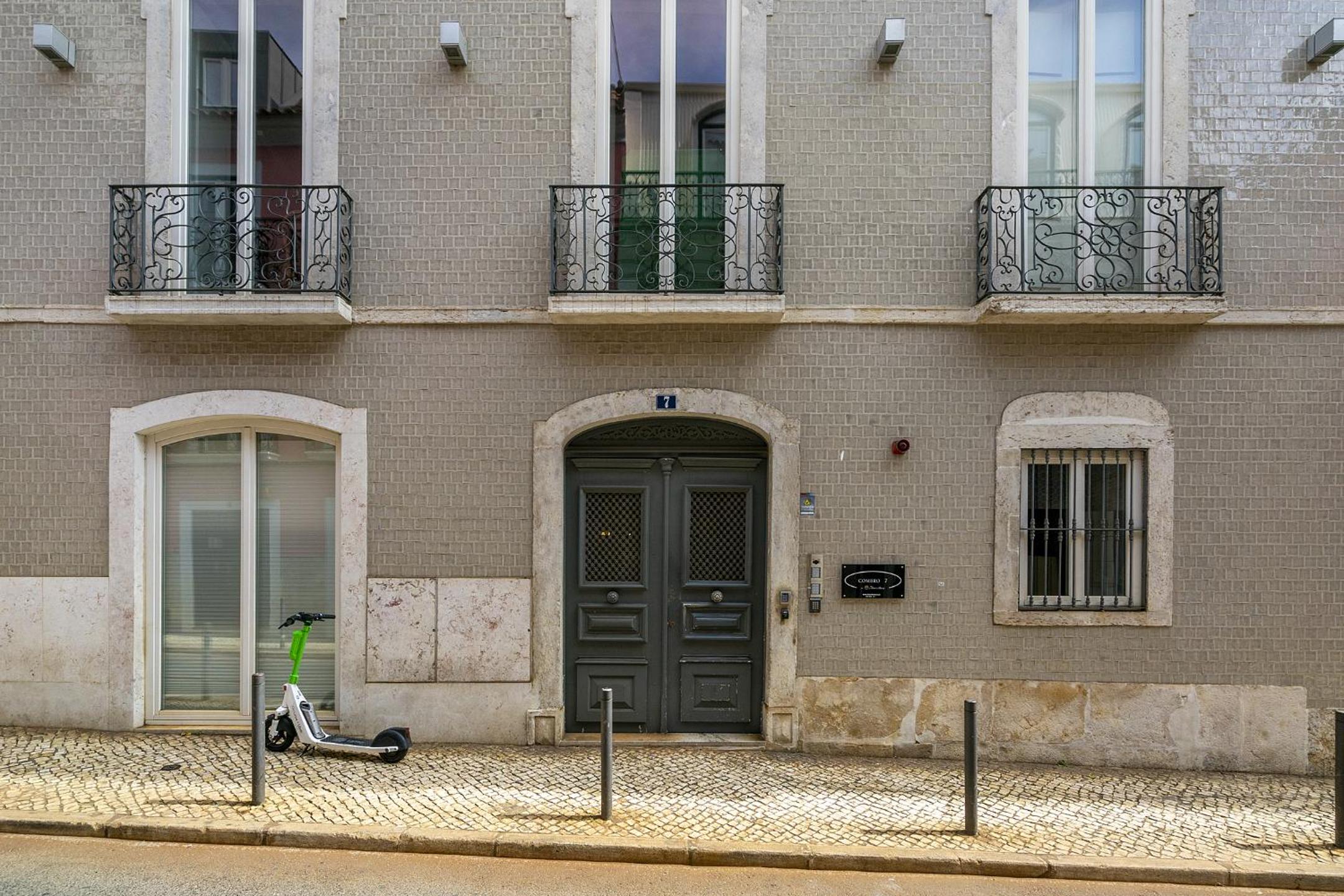 WHome Prime Lisbon Living Great for D Nomads & R Workers view 5