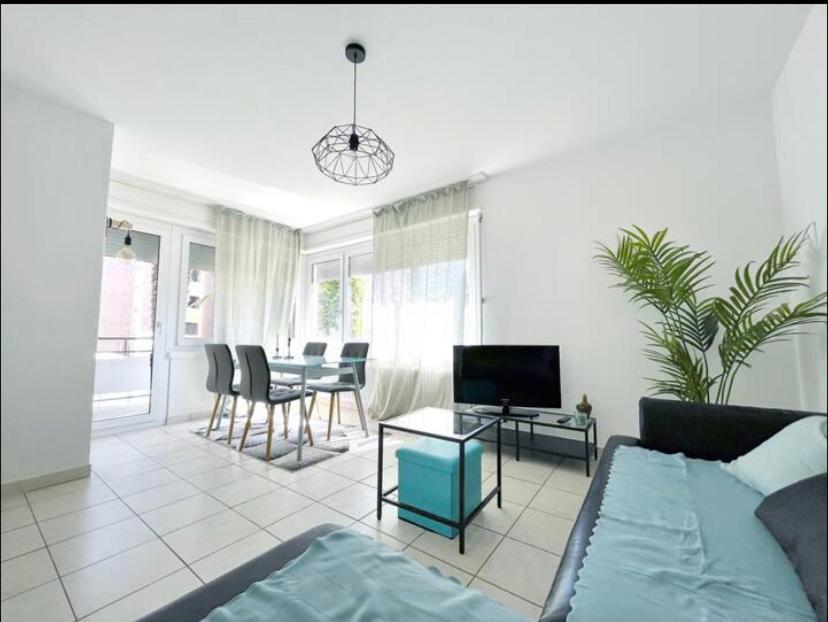5 URBAN-CHIC APARTMENT