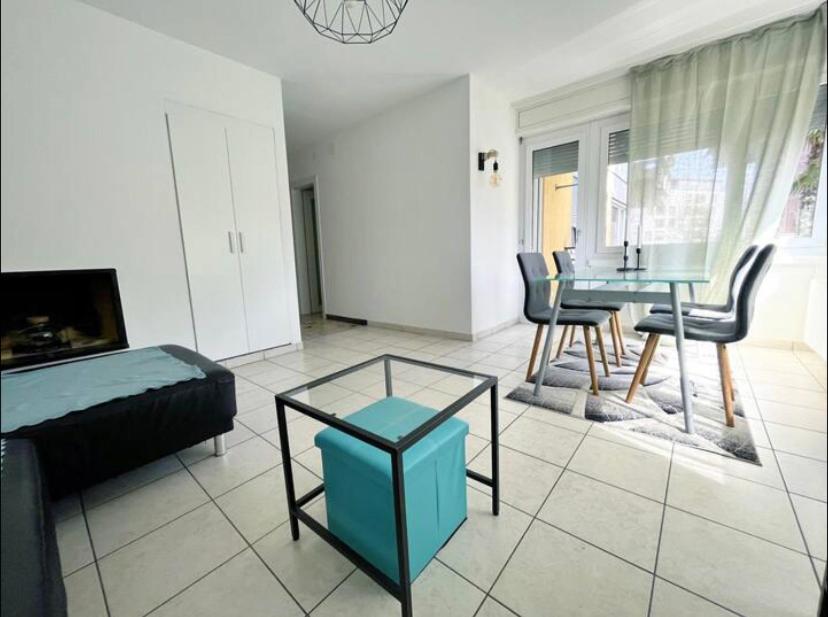 5 URBAN-CHIC APARTMENT