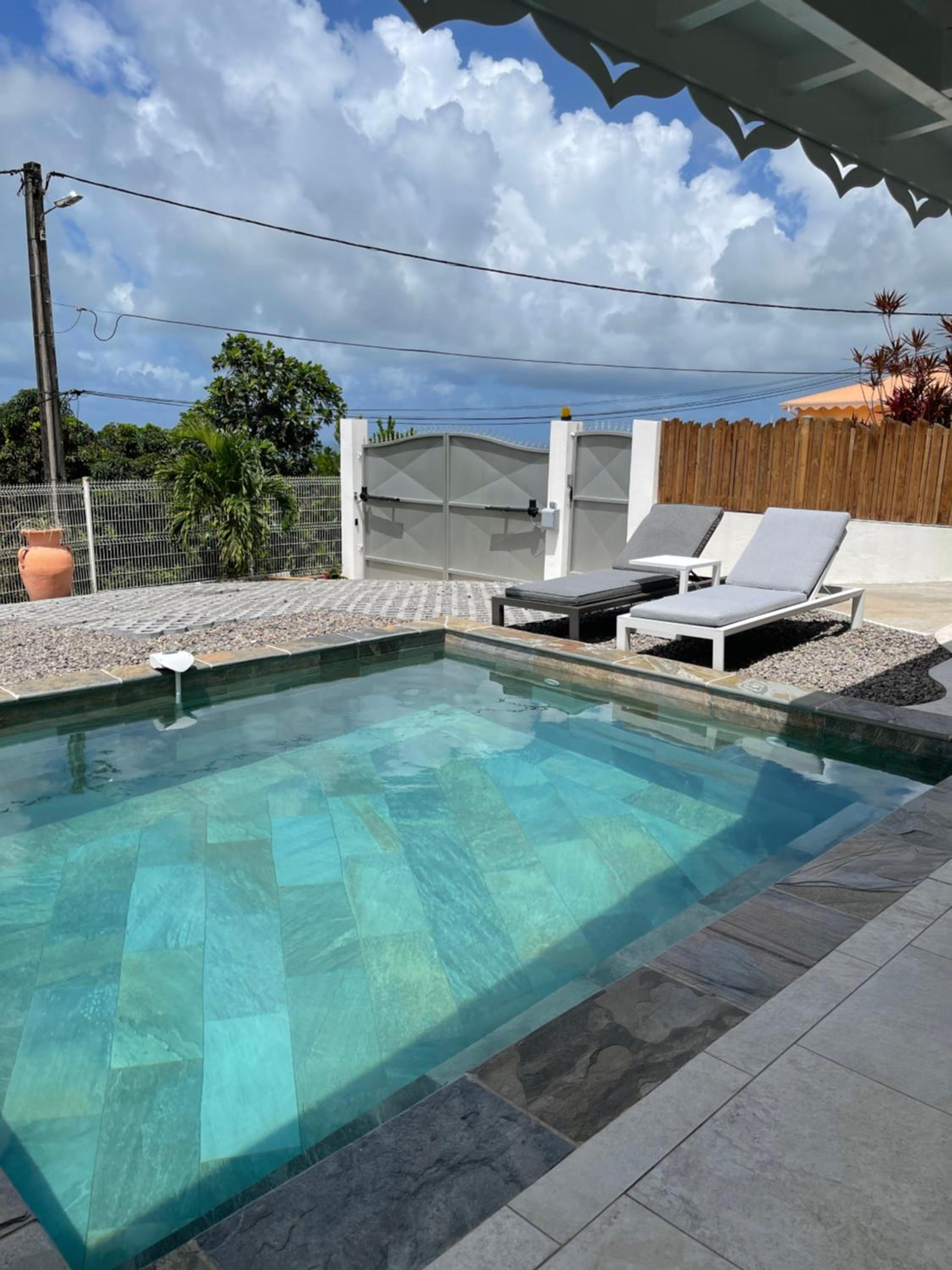 Les Appart villa Sunbay Caraibes avec piscine privative vue mer et montagne view 2