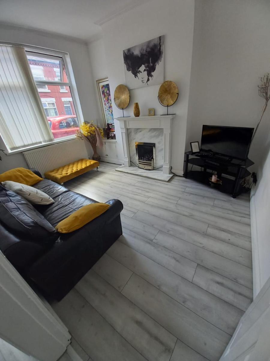Gorgeous Stylish Cheri Victorian House In Manchester view 3