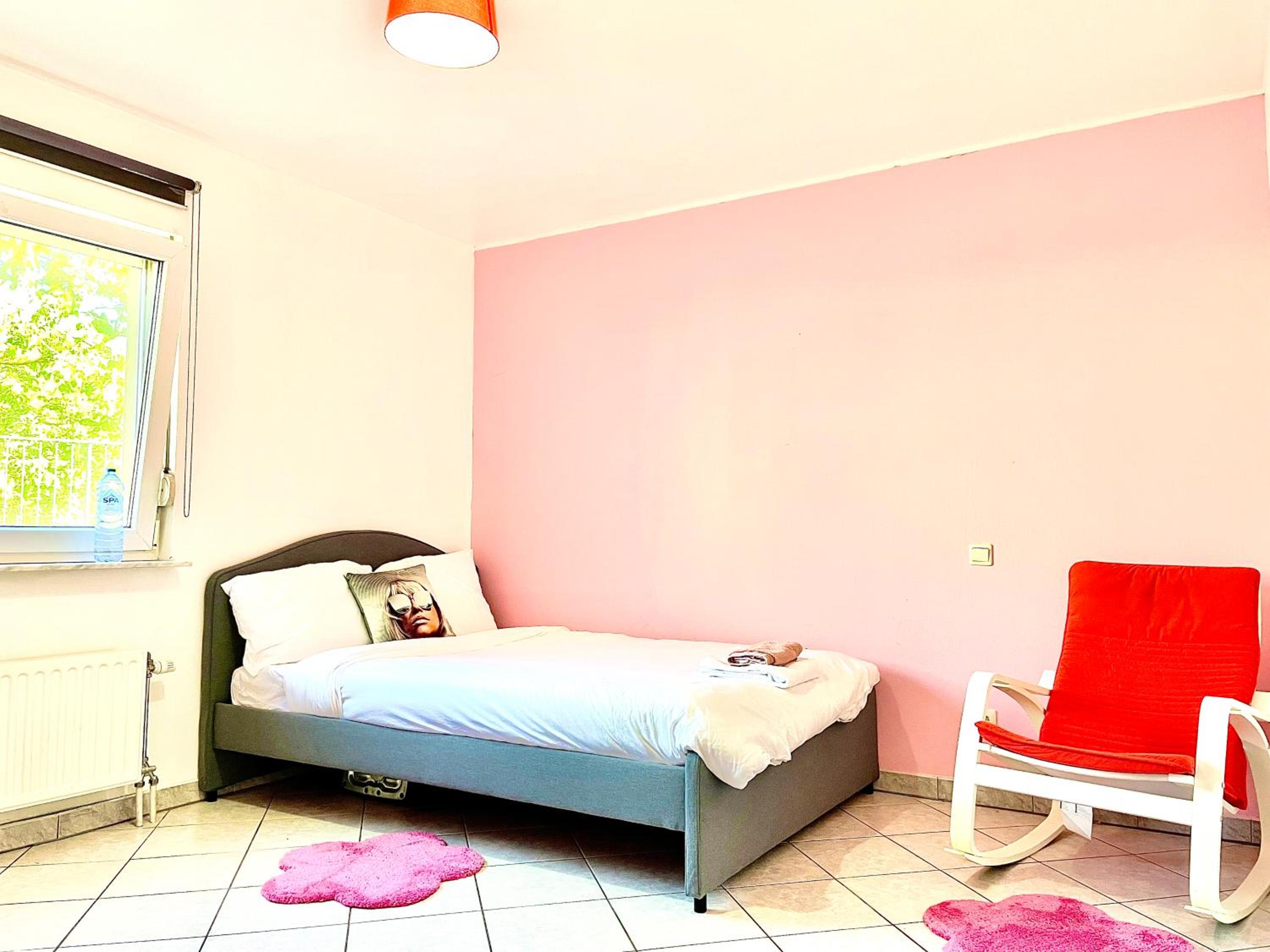 Large Room in Schuttrange Free Parking 10mins to Airport Excellent Customer Services