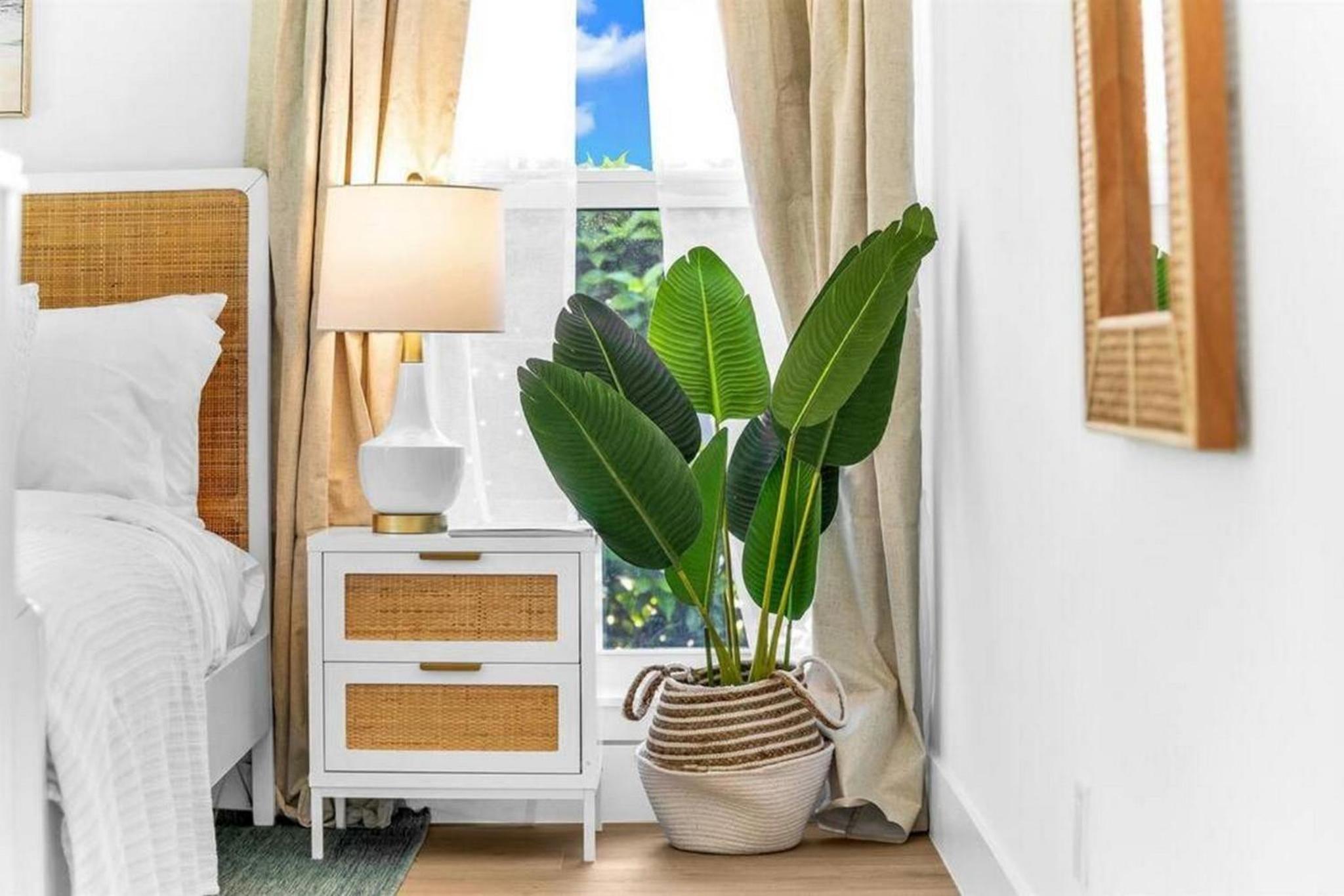 The Beach Villa in Juno! 1-Steps to the Beach
