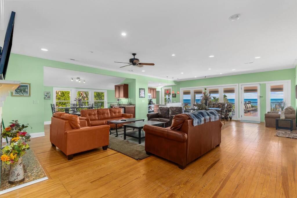 Posh Ocean Front: Huge Private Pool, Yard, Spa, Patio & Deck, BBQ, Game Room with 4 En-Suite Bathrooms view 4
