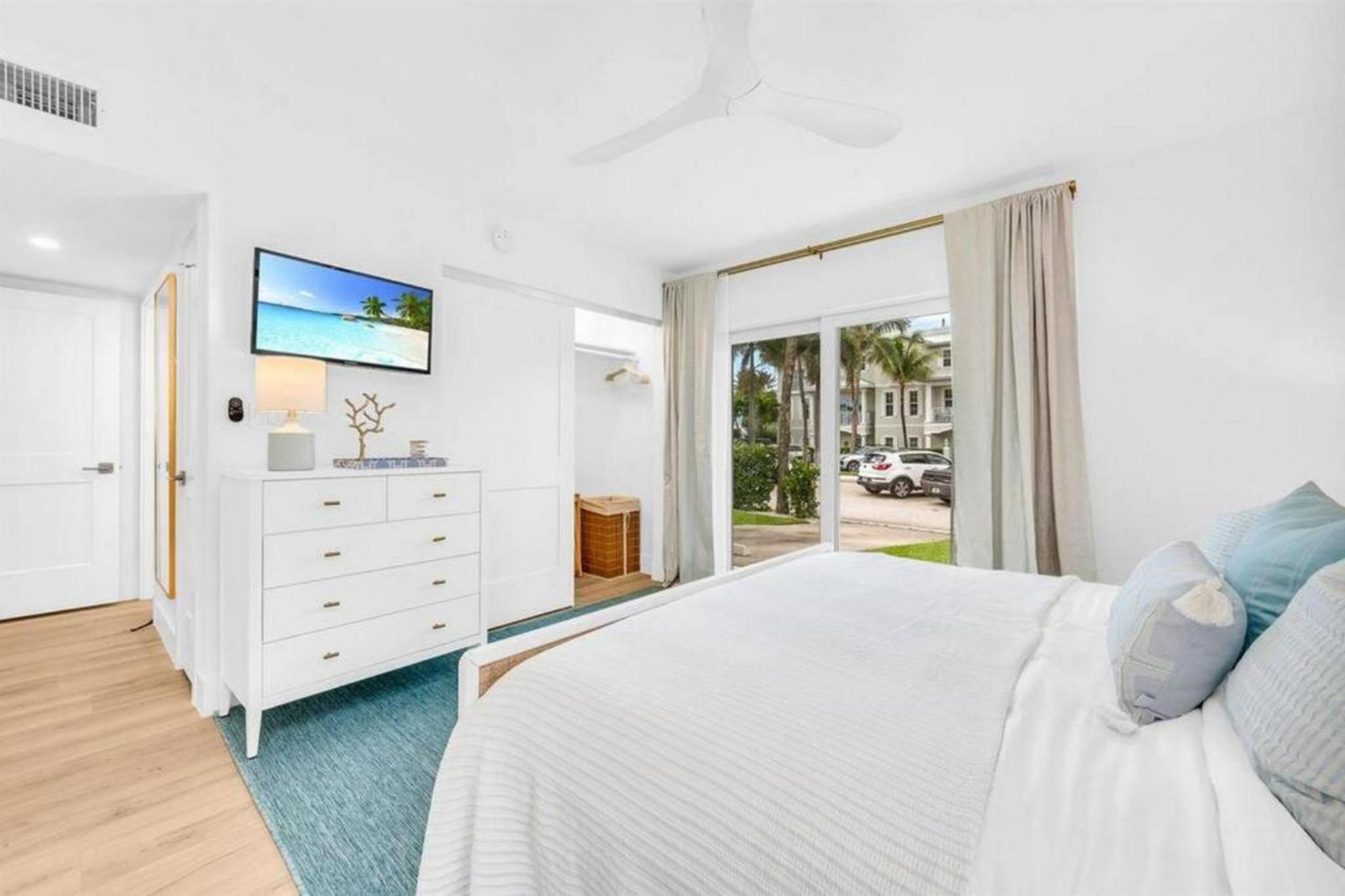 The Beach Villa in Juno! 1-Steps to the Beach