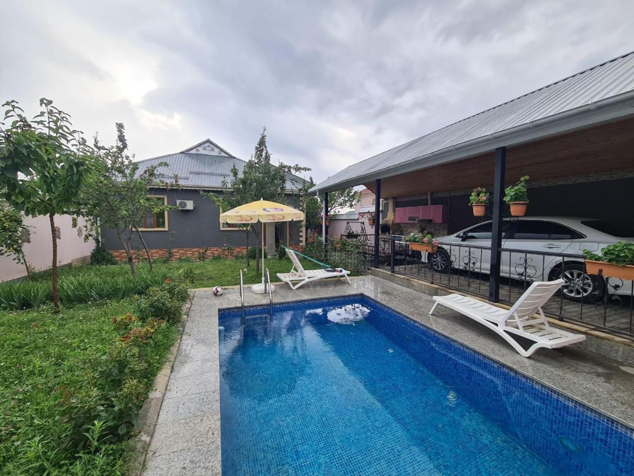 Elnr Small swing pool villa