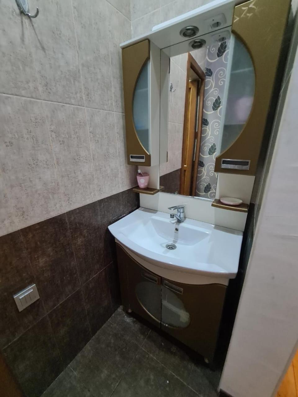 Elnr Small swing pool villa