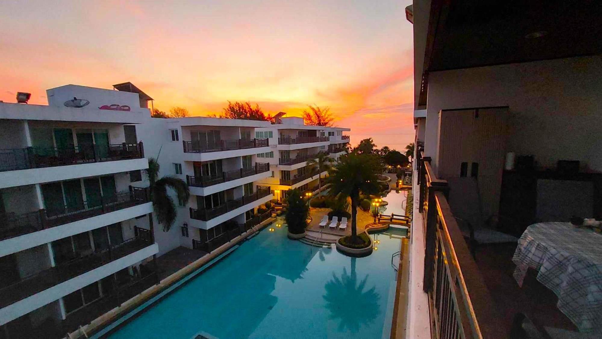 Beachfront Apartment with Balcony, Sea View & Pool View - Cha Am - Hua Hin