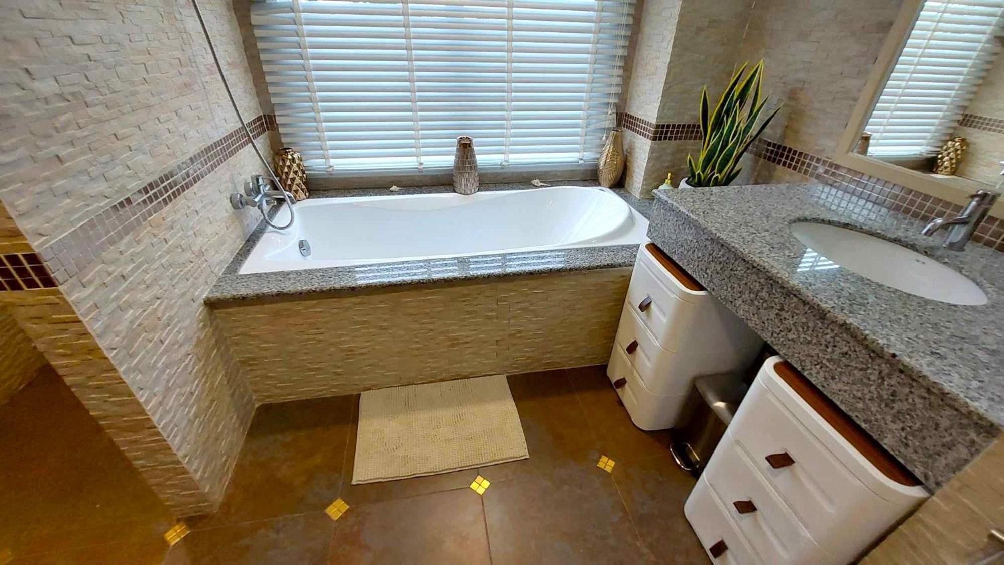 Beachfront Apartment with Balcony, Sea View & Pool View - Cha Am - Hua Hin