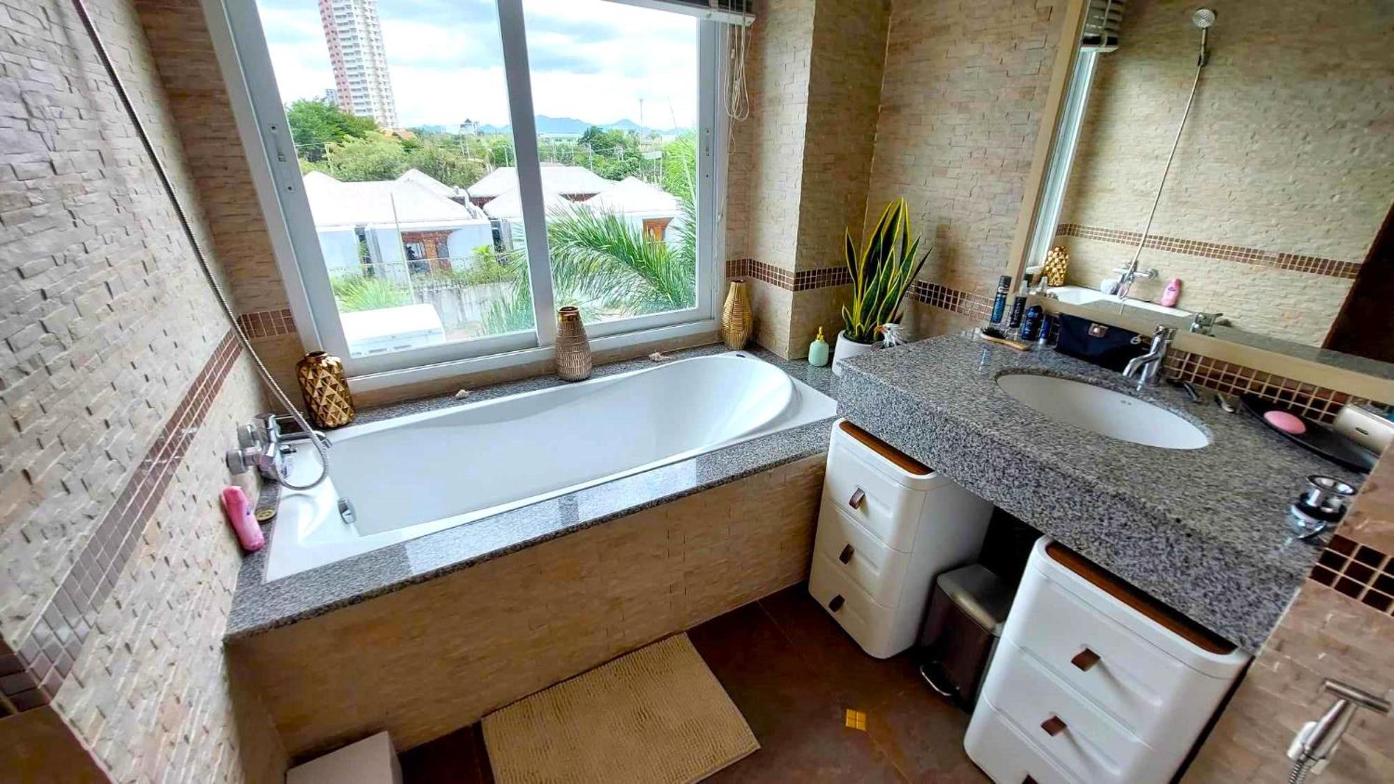Beachfront Apartment with Balcony, Sea View & Pool View - Cha Am - Hua Hin