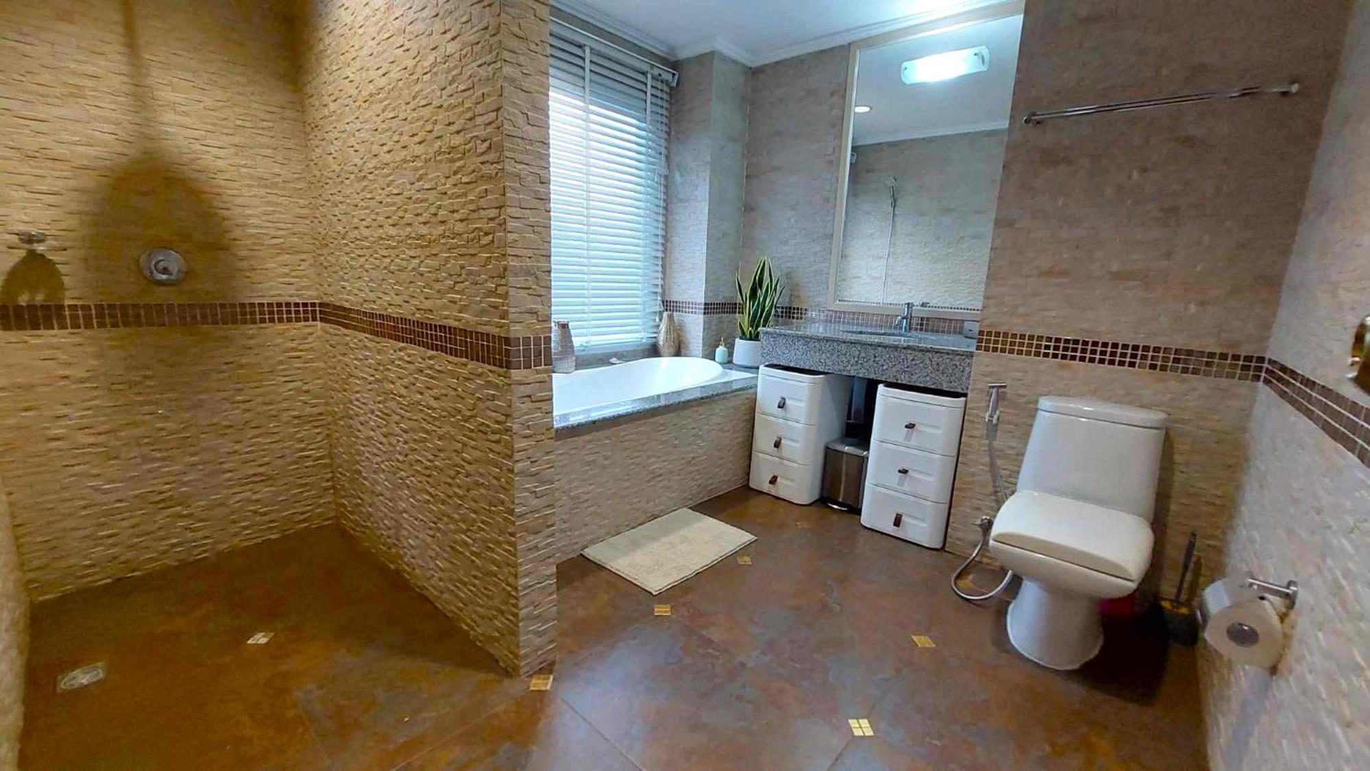 Beachfront Apartment with Balcony, Sea View & Pool View - Cha Am - Hua Hin